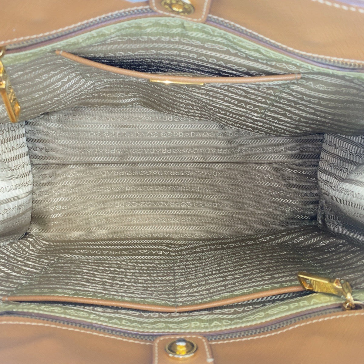 17047
PRADA プラダ サフィアーノ 三角ロゴプレート バイカラー ブラウン イエロー ゴールド金具 レザー トートバッグ ショルダーバッグ 2WAY  レディース AB78