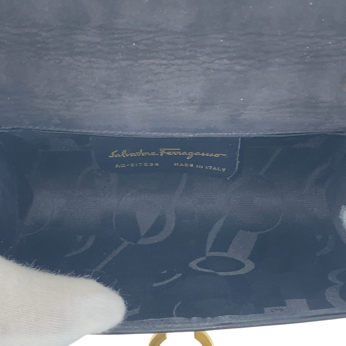 17128
Salvatore Ferragamo サルヴァトーレフェラガモ ヴィンテージ ガンチーニ ブラック 黒 ゴールド金具 エナメル 斜め掛け ショルダーバッグ  レディース ABP39