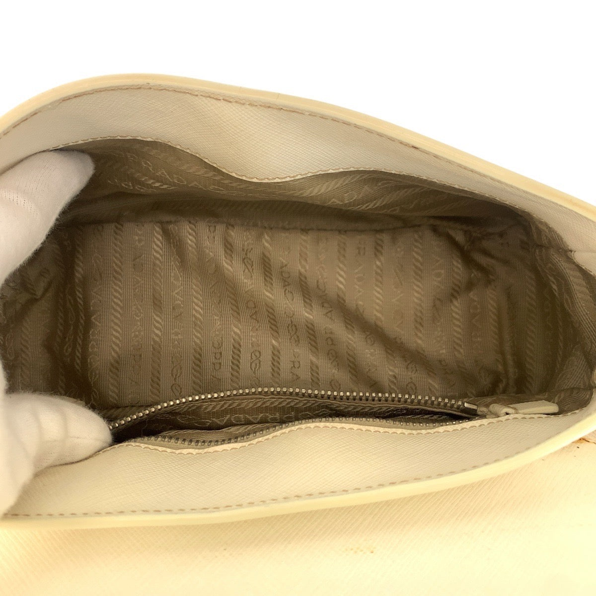 17155
PRADA プラダ サフィアーノ ホワイト シルバー金具 レザー ショルダーバッグ ハンドバッグ  レディース AB56