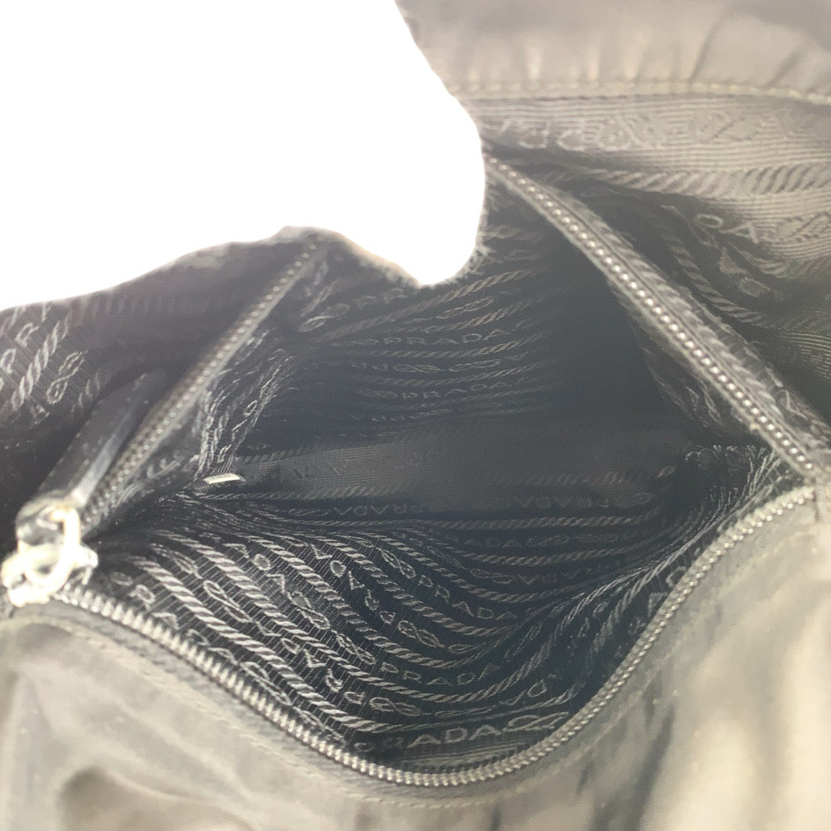 17159
PRADA プラダ テスート サフィアーノ 三角ロゴプレート ブラック 黒 シルバー金具 ナイロン / レザー ショルダーバッグ ポシェット  メンズ ABP40