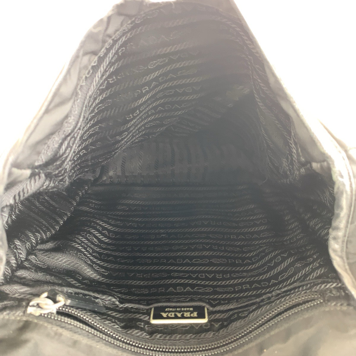 17159
PRADA プラダ テスート サフィアーノ 三角ロゴプレート ブラック 黒 シルバー金具 ナイロン / レザー ショルダーバッグ ポシェット  メンズ ABP40