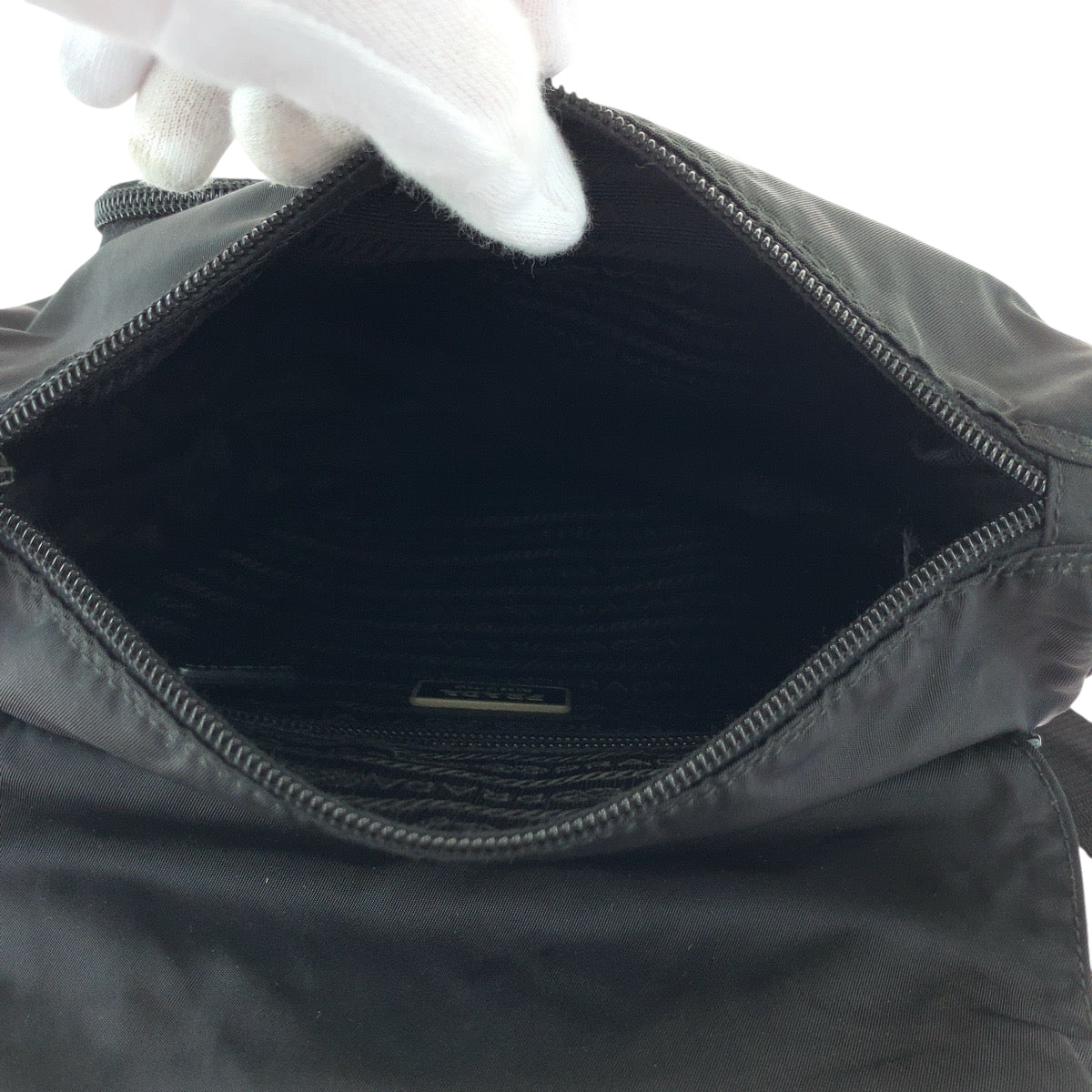 17163
PRADA プラダ テスート 三角ロゴプレート ブラック 黒 シルバー金具 ナイロン ショルダーバッグ ポシェット  メンズ ABP42