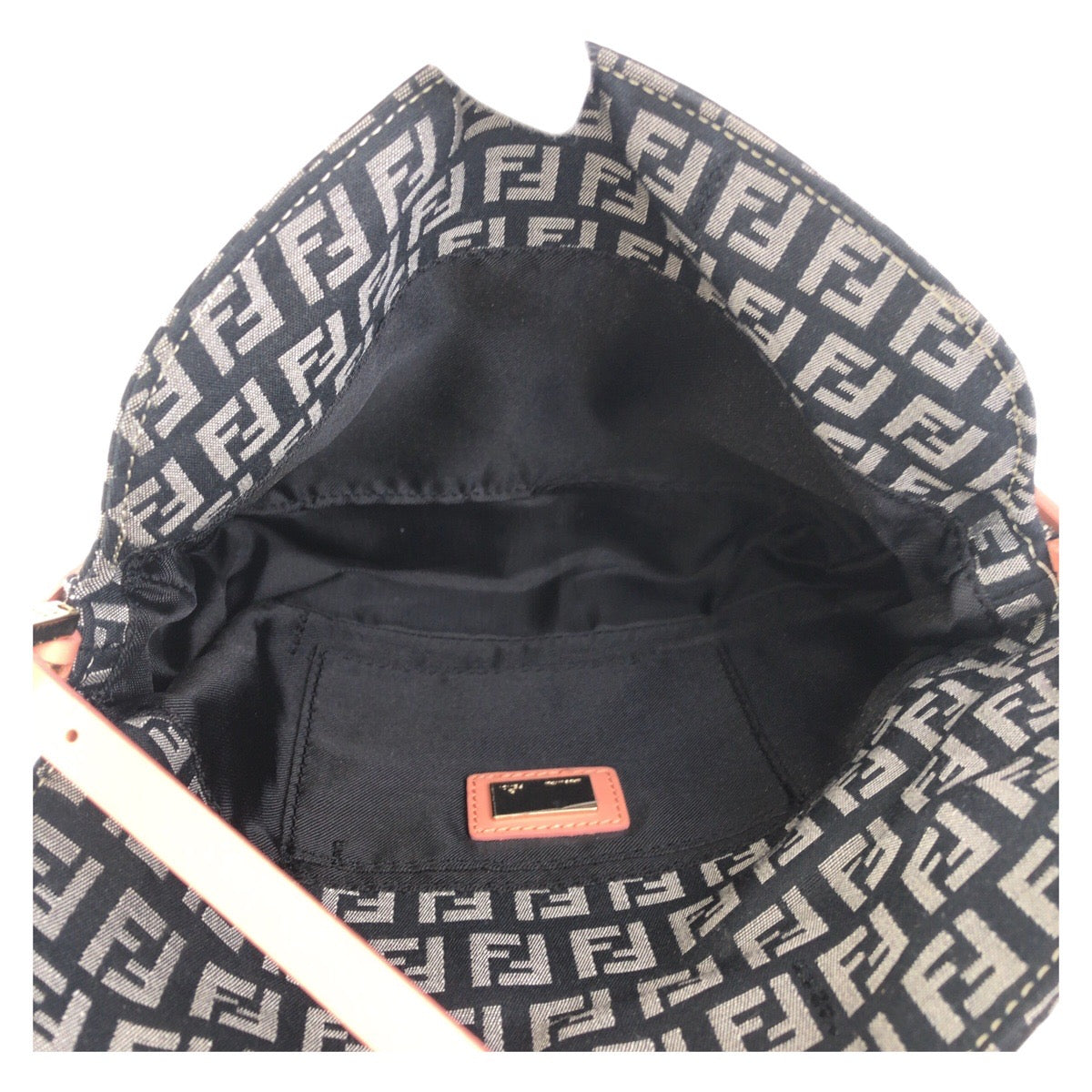 17188
FENDI フェンディ ズッキーノ ブラック 黒 ピンク ゴールド金具 キャンバス / レザー ショルダーバッグ  レディース
