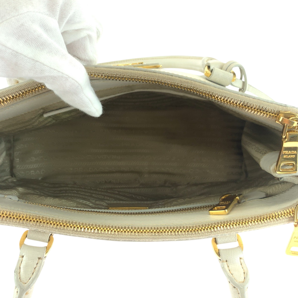 17260
PRADA プラダ サフィアーノ ガレリア 三角ロゴプレート ホワイト ゴールド金具 レザー BN2863 トートバッグ ショルダーバッグ ハンドバッグ 2way  レディース ABP56
