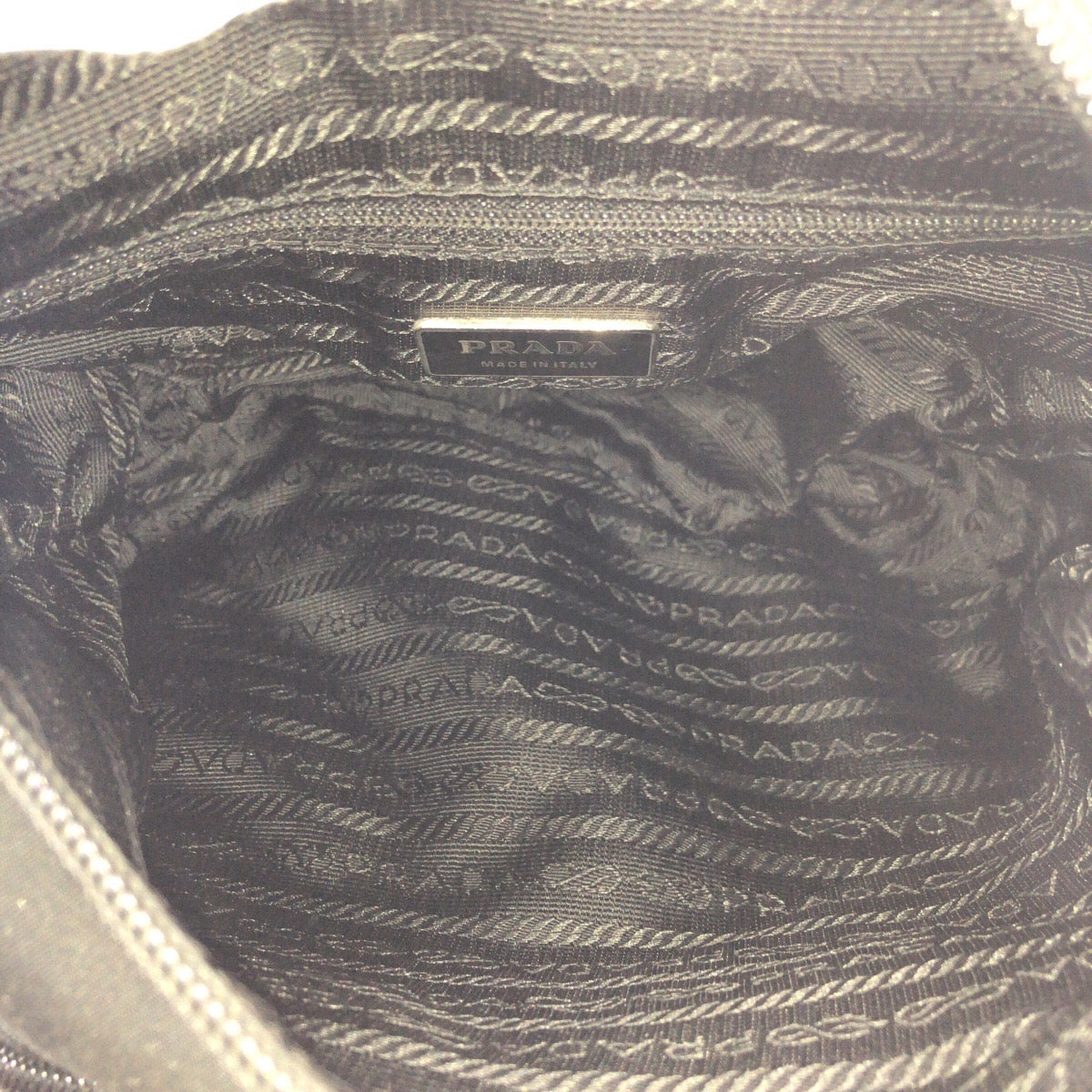 17303
PRADA プラダ テスート 三角ロゴプレート ブラック 黒 シルバー金具 ナイロン 50 斜め掛け ショルダーバッグ 男女兼用 レディース AB33