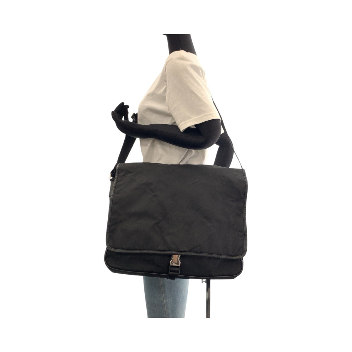 17305
PRADA プラダ テスート サフィアーノ 三角ロゴプレート ブラック 黒 シルバー金具 ナイロン / レザー ショルダーバッグ メッセンジャーバッグ 男女兼用  レディース AB32