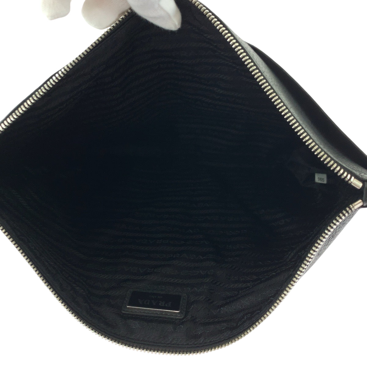 17315
PRADA プラダ ヴィッテロ シティ 三角ロゴプレート ブラック 黒 シルバー金具 レザー クラッチバッグ セカンドバッグ メンズ ABP46
