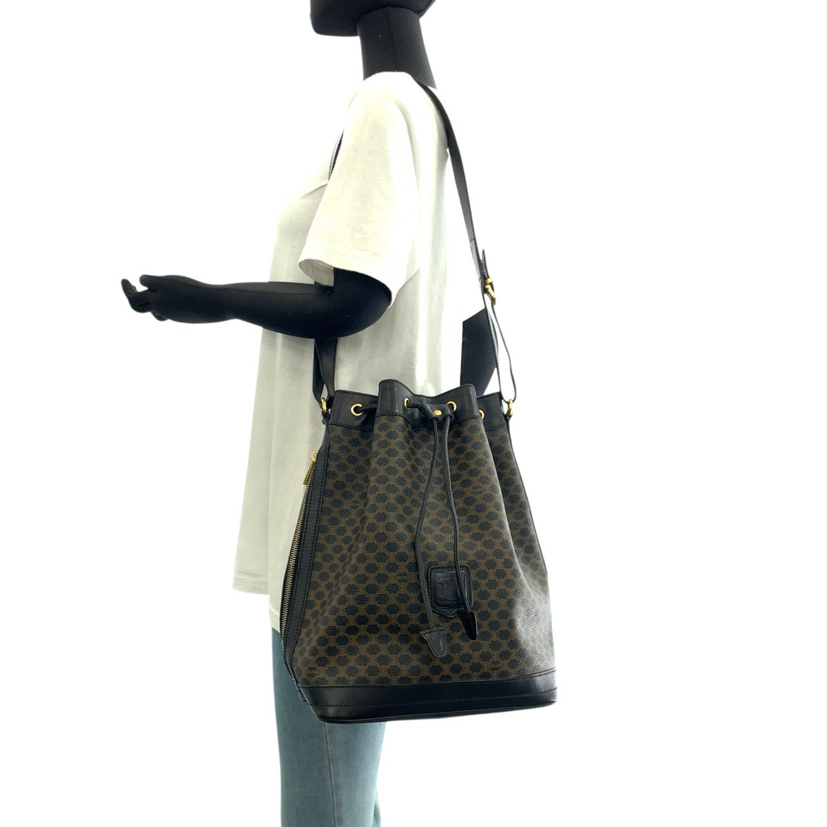 17317
CELINE セリーヌ ヴィンテージ マカダム ブラウン ブラック 黒 ゴールド金具 PVC / レザー MC96 巾着 ショルダーバッグ  レディース AB43