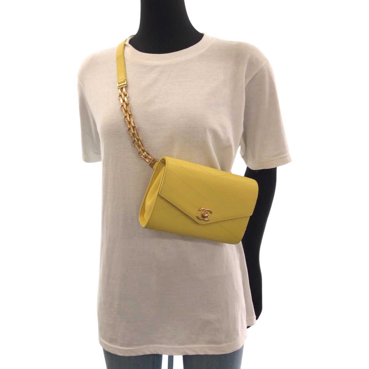 17346
CHANEL シャネル シェブロンステッチ ココマーク ターンロック イエロー ゴールド金具 カーフ チェーンショルダーバッグ ウエストバッグ  レディース A200