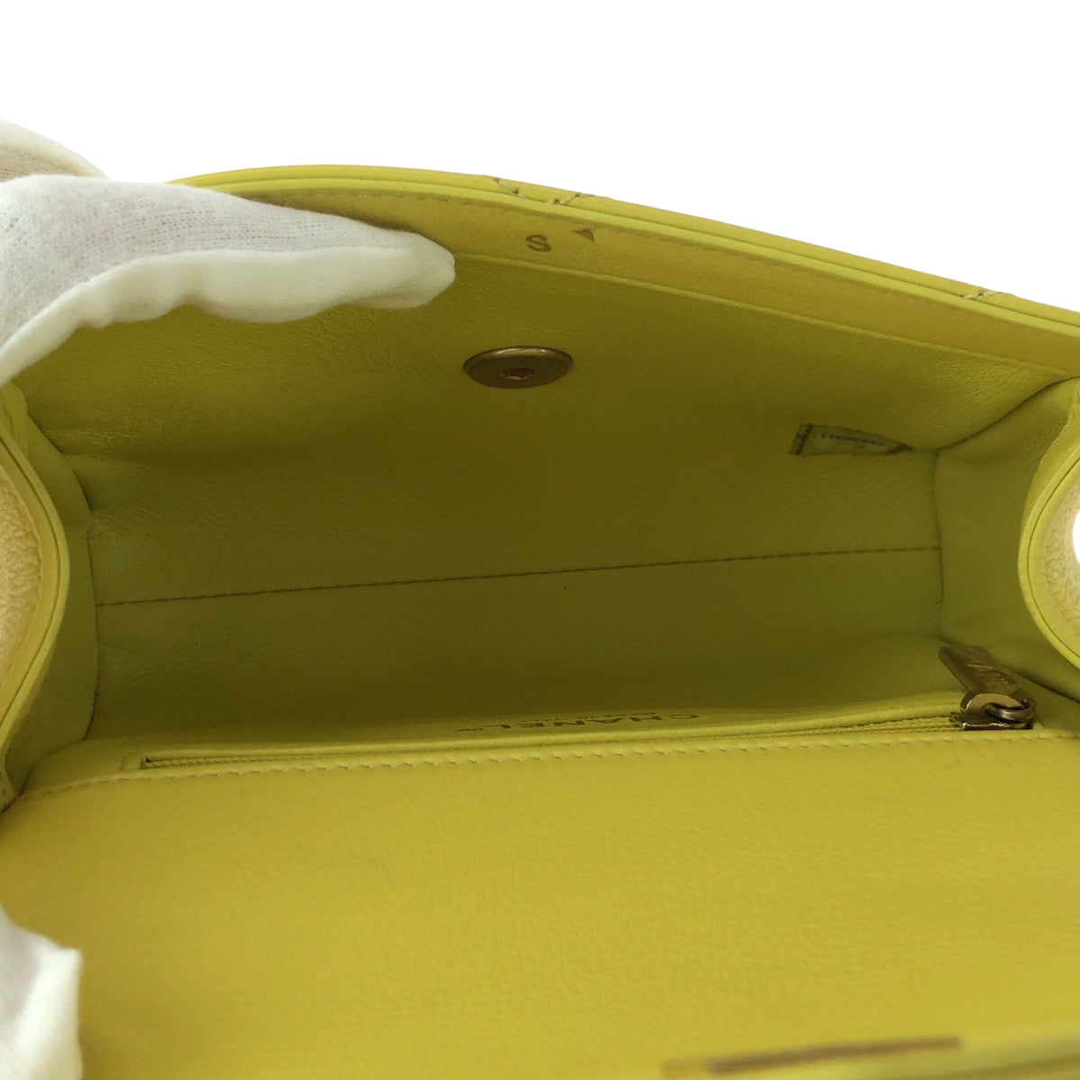 17346
CHANEL シャネル シェブロンステッチ ココマーク ターンロック イエロー ゴールド金具 カーフ チェーンショルダーバッグ ウエストバッグ  レディース A200