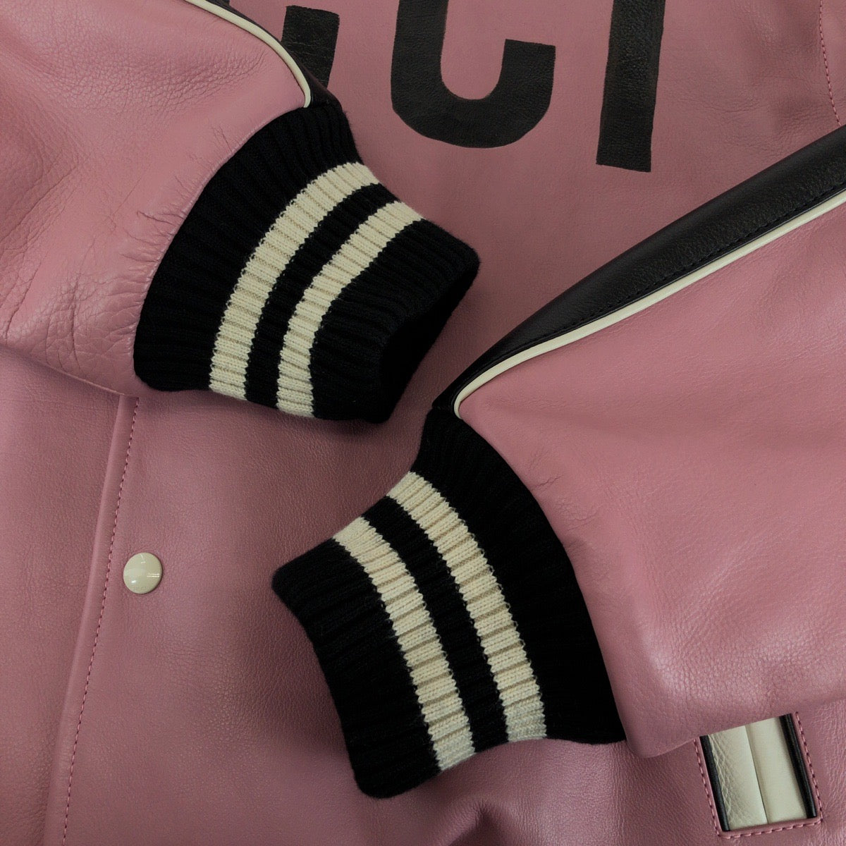 17432
GUCCI グッチ グッチパイナップル サイズ44 ピンク マルチカラー シルバー金具 レザー ライダースジャケット レザージャケット スタジャン メンズ SA178