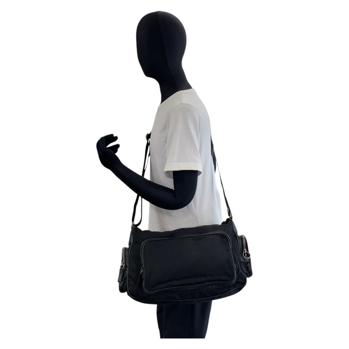 17464
PRADA プラダ テスート 三角ロゴプレート ブラック 黒 シルバー金具 ナイロン ショルダーバッグ メッセンジャーバッグ  メンズ AB22