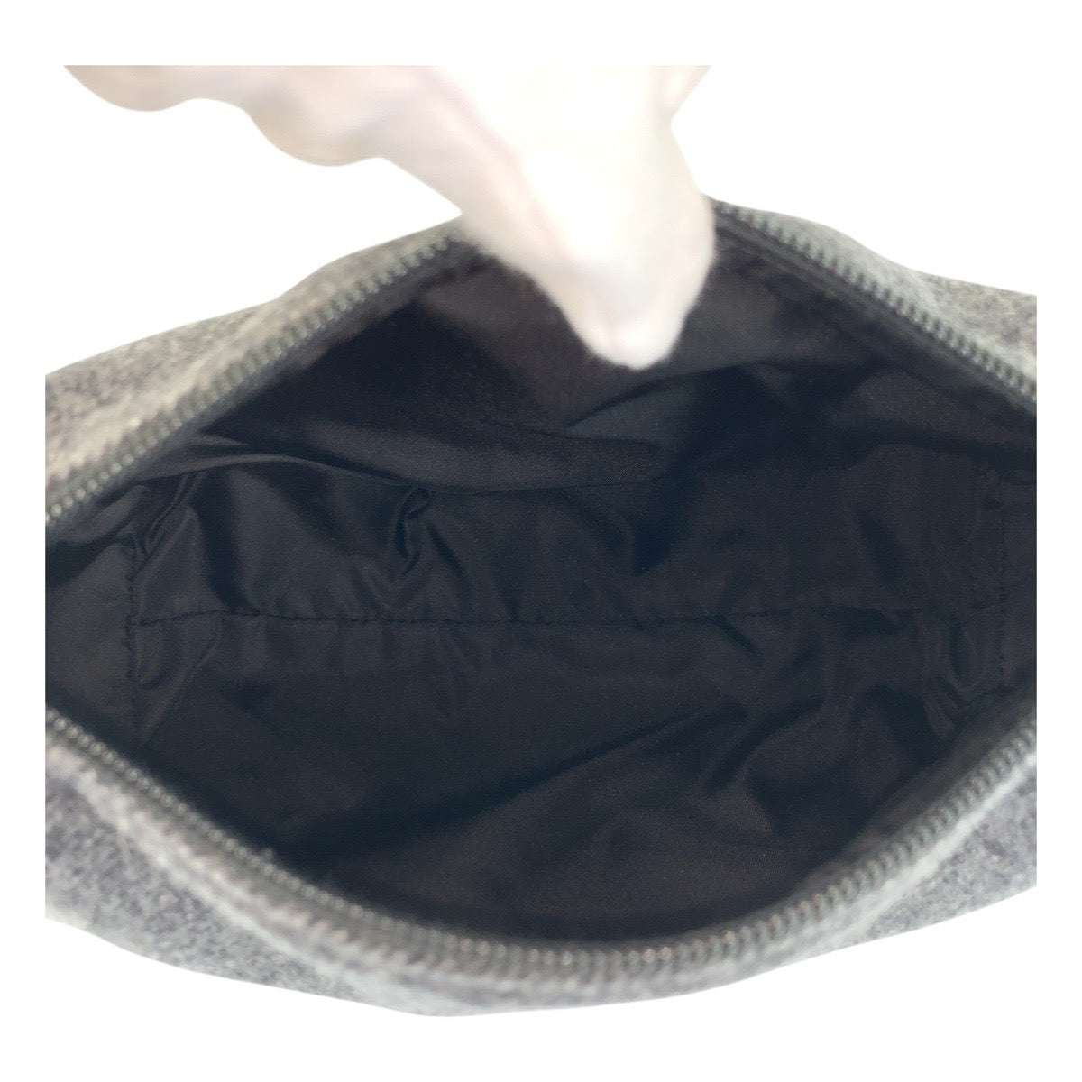 17480
PRADA プラダ 三角ロゴプレート グレー シルバー金具 ウール ポーチ  レディース A16