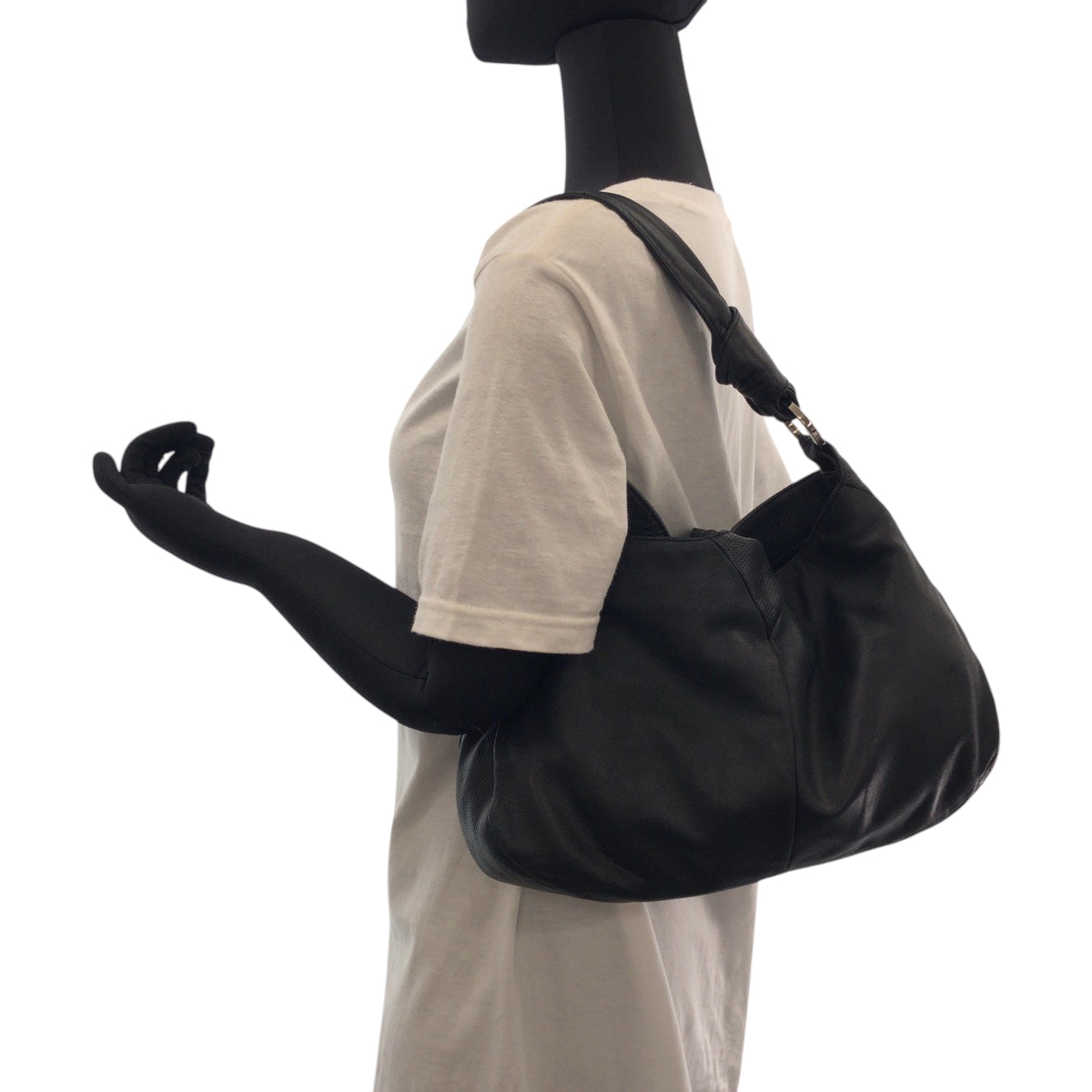 17587
LOEWE ロエベ アナグラム ブラック 黒 シルバー金具 レザー ワンショルダーバッグ ハンドバッグ  レディース