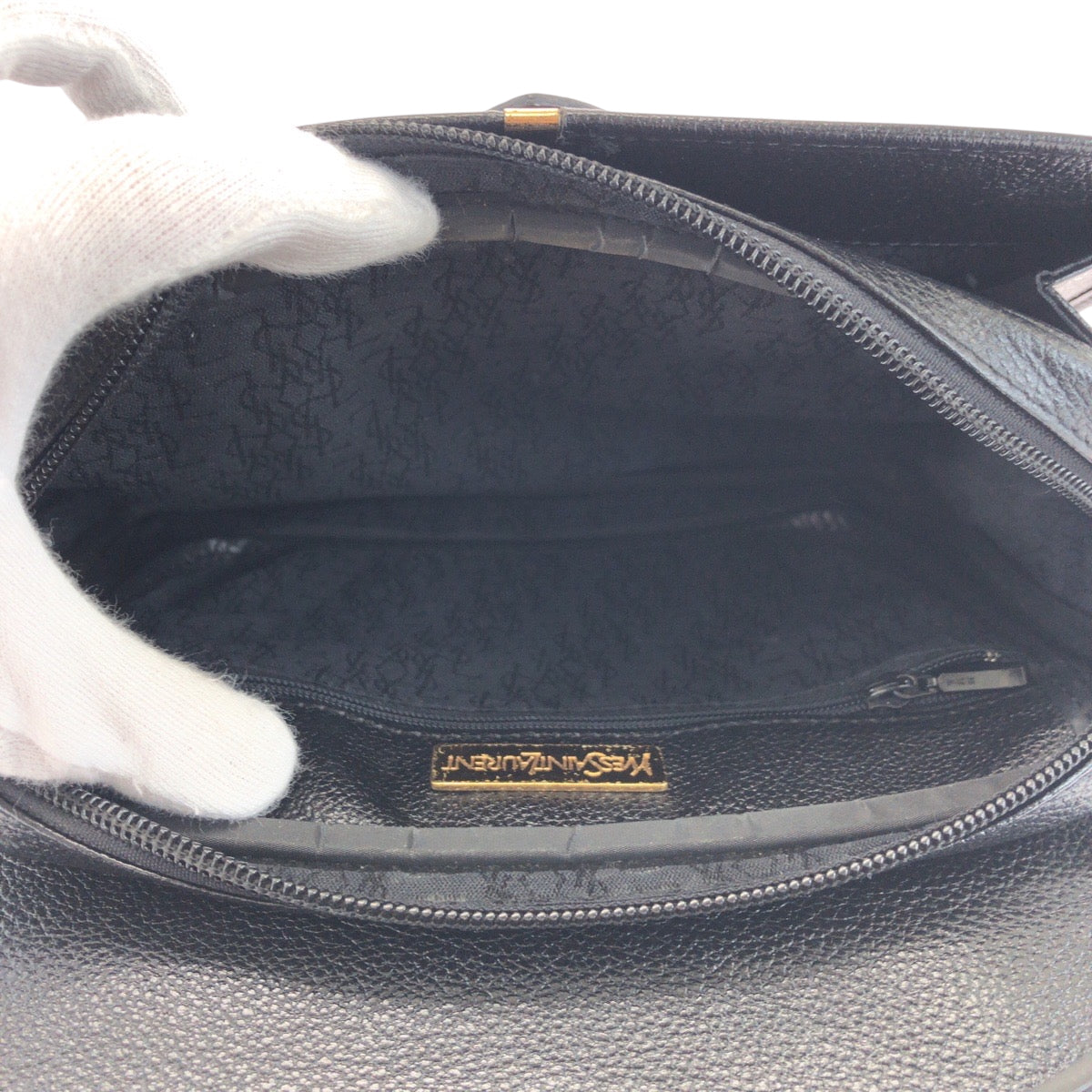 17589
YVES SAINT LAURENT イヴ サンローラン ヴィンテージ YSL ブラック 黒 ゴールド金具 レザー ショルダーバッグ ポシェット  レディース ABP40