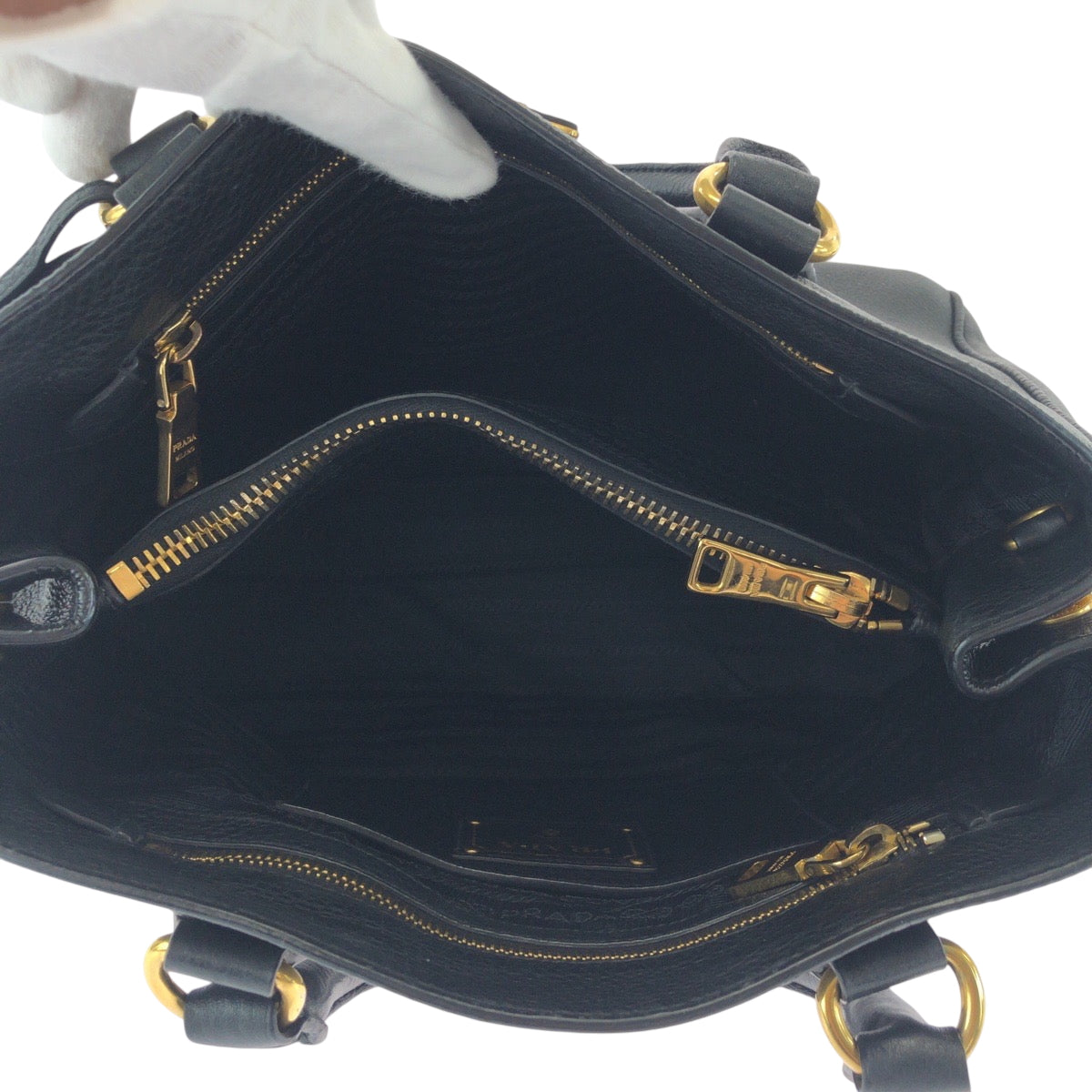 17596
PRADA プラダ ヴィッテロダイノ 三角ロゴプレート ブラック 黒 ゴールド金具 レザー BN2579 トートバッグ ハンドバッグ ショルダーバッグ レディース A75