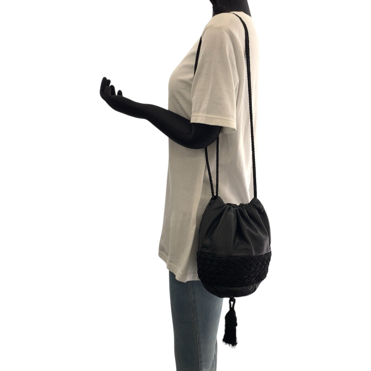 17658
LOEWE ロエベ ヴィンテージ ロゴ フリンジ ブラック 黒 レザー ショルダーバッグ 巾着バッグ  レディース ABP45