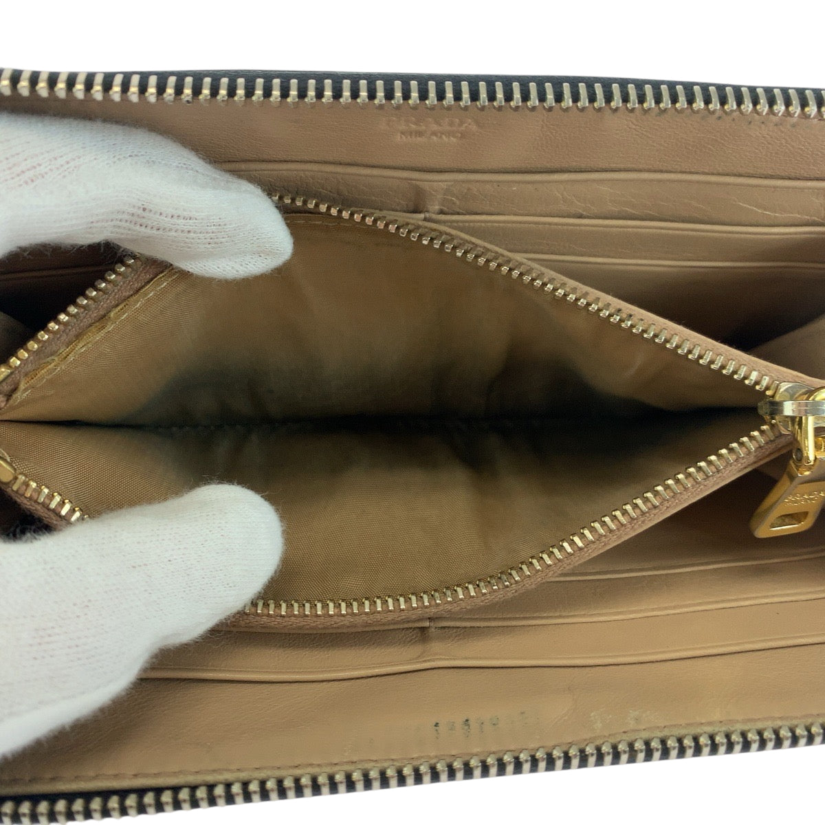 17747
PRADA プラダ ロゴ 男女兼用 ブラック 黒 ゴールド金具 パテントレザー ロングウォレット ラウンドファスナー  メンズ AB11