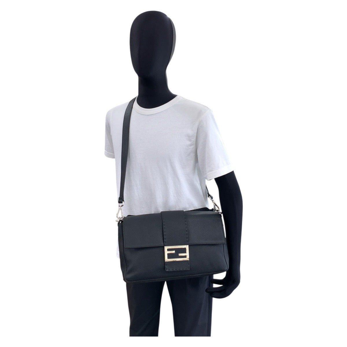 17793
FENDI フェンディ セレリア マンマバケット ブラック 黒 シルバー金具 レザー ショルダーバッグ ハンドバッグ 2way メンズ A220