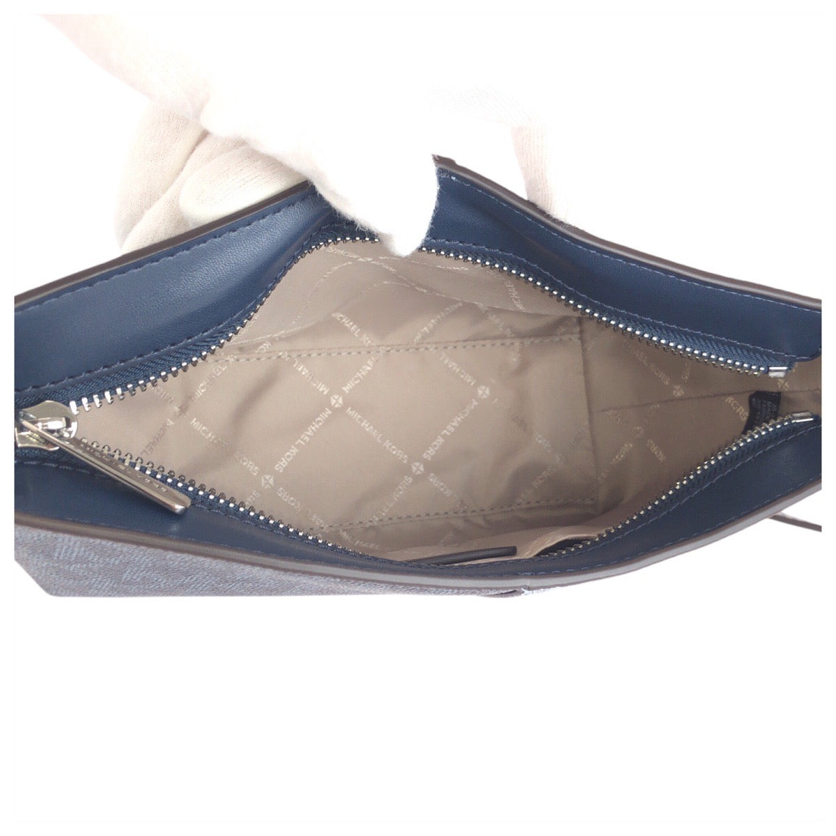 17829
Michael Kors マイケルコース MKシグネチャー ツートーン ブルー ネイビー シルバー金具 PVC ショルダーバッグ ポシェット レディース N23