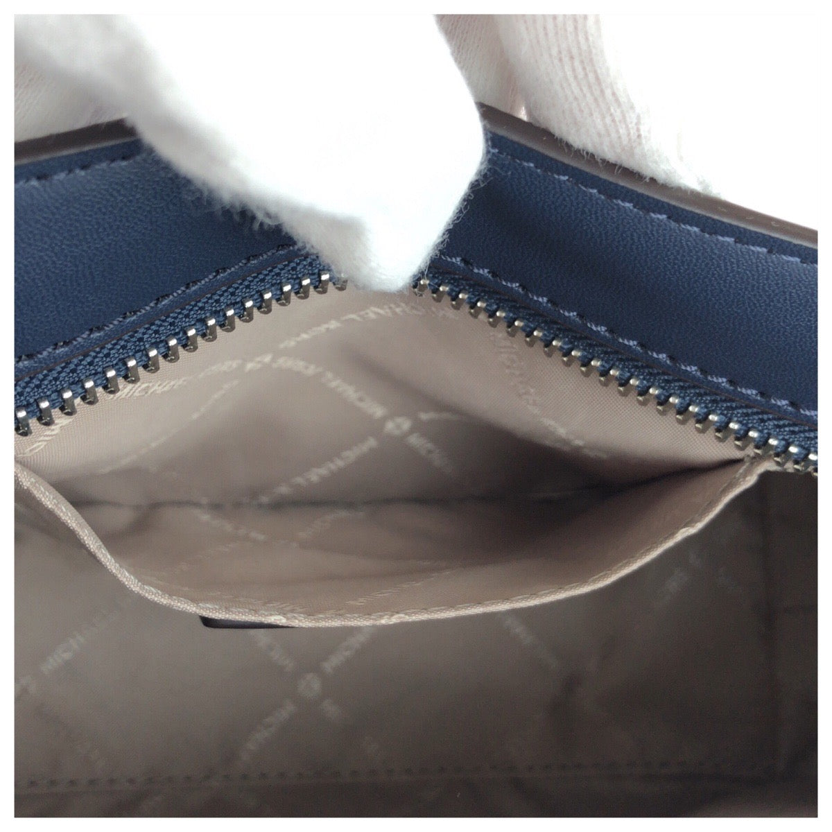 17829
Michael Kors マイケルコース MKシグネチャー ツートーン ブルー ネイビー シルバー金具 PVC ショルダーバッグ ポシェット レディース N23