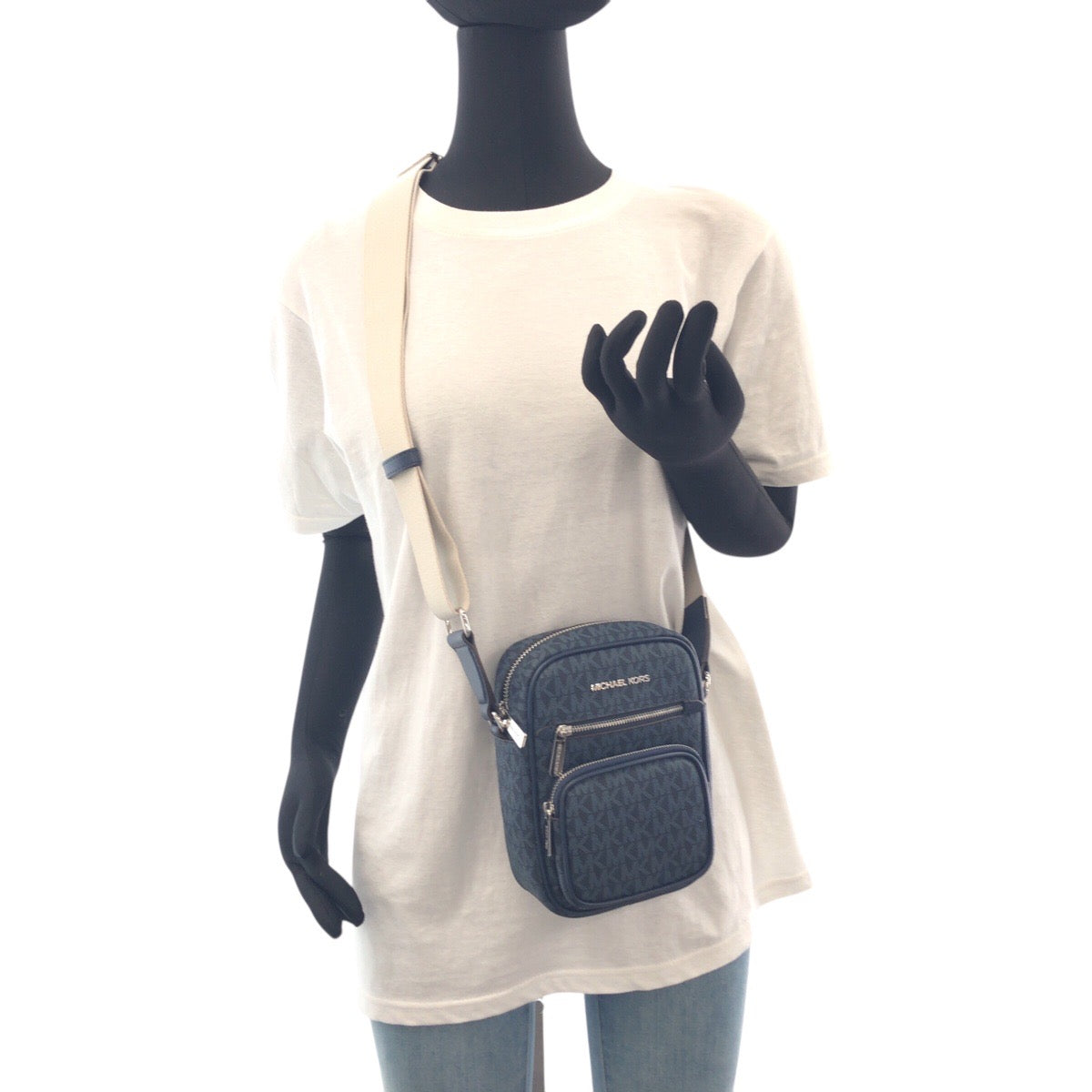 17837
Michael Kors マイケルコース ネイビー ベージュ シルバー金具 レザー 斜め掛け ショルダーバッグ レディース N23