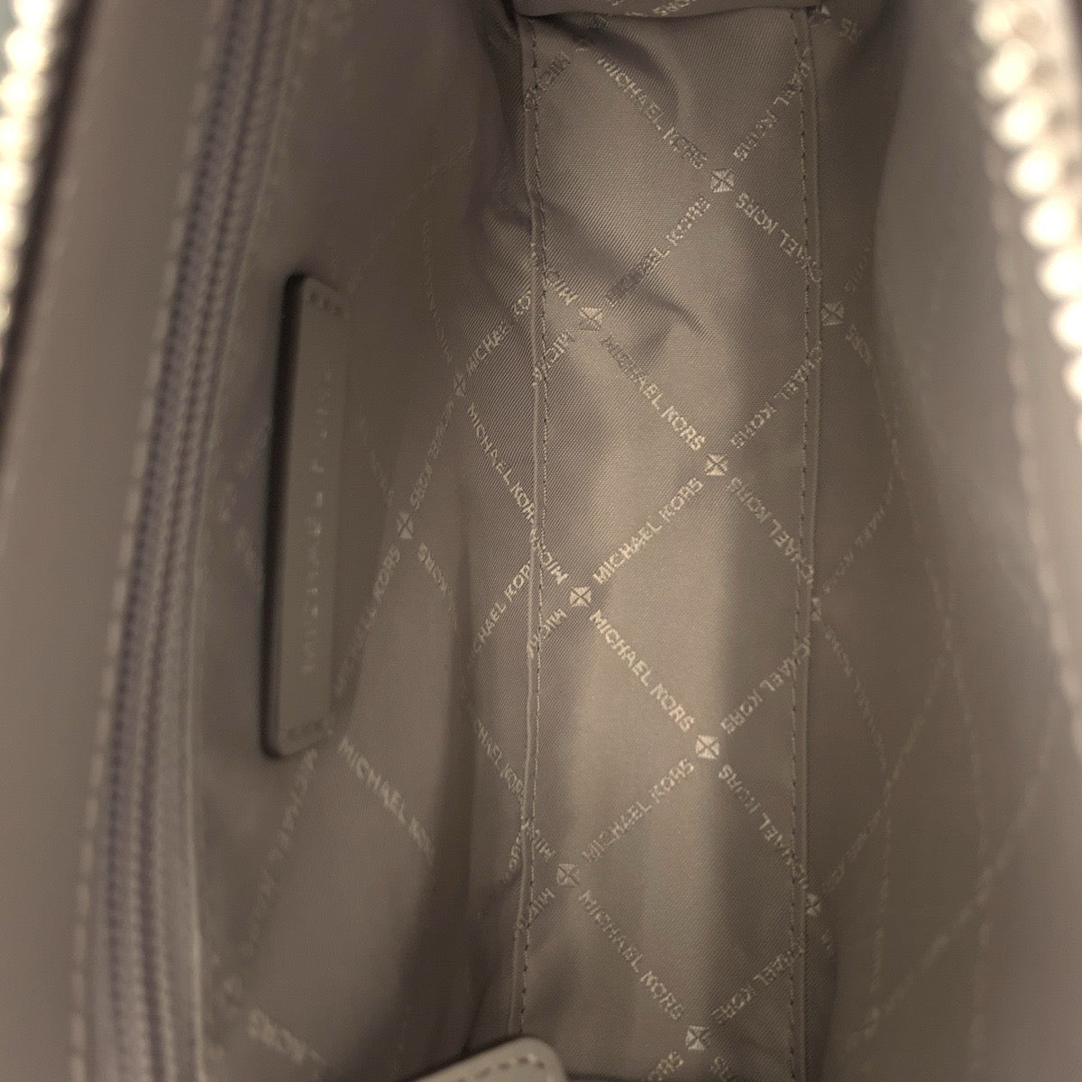 17840
Michael Kors マイケルコース SHEILA ロゴ シルバー シルバー金具 レザー ショルダーバッグ ハンドバッグ 2way レディース N25