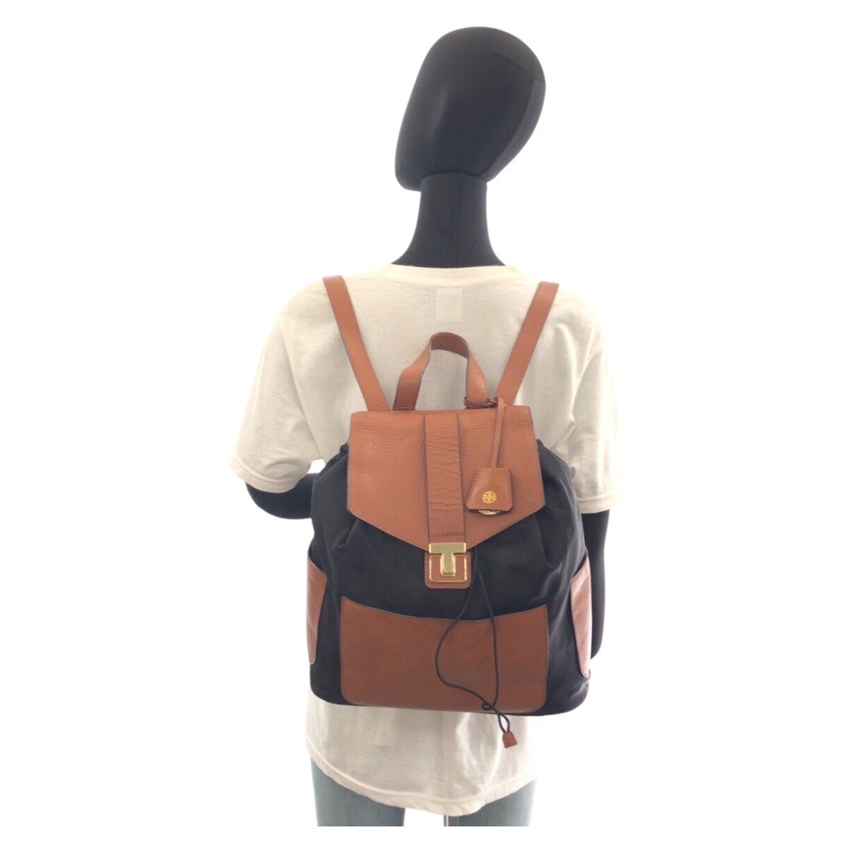 17842
Tory Burch トリーバーチ ブラック 黒 ブラウン ゴールド金具 ナイロン / レザー HST036 0913 リュック バックパック レディース AB