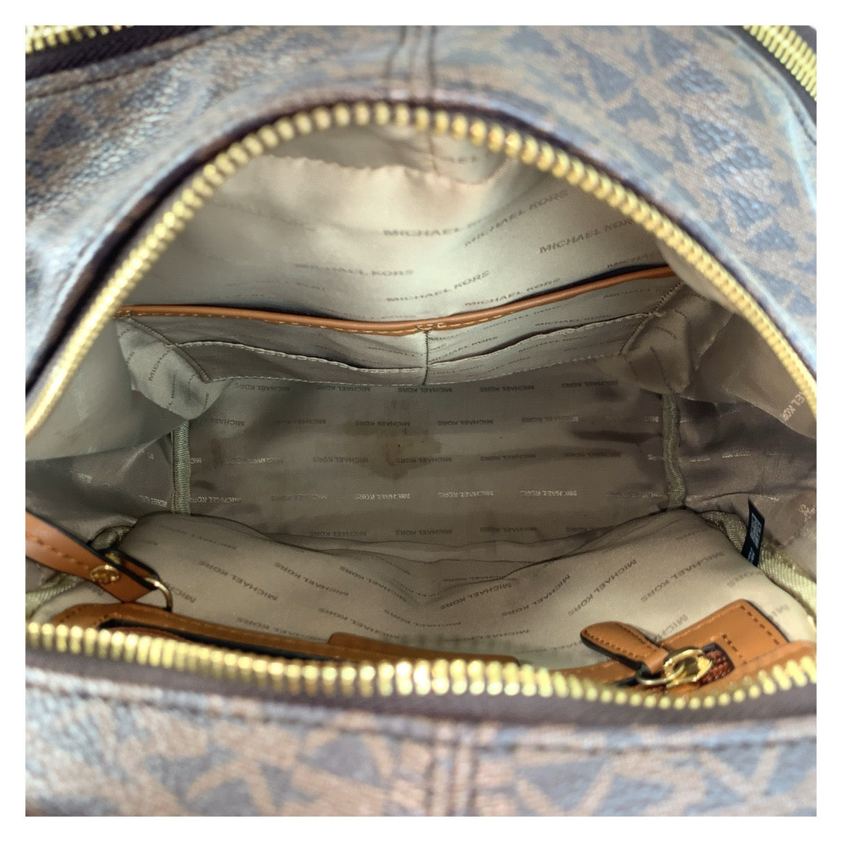 17856
Michael Kors マイケルコース MKシグネチャー リアジップ ブラウン ゴールド金具 PVC リュック バックパック  レディース ABP16