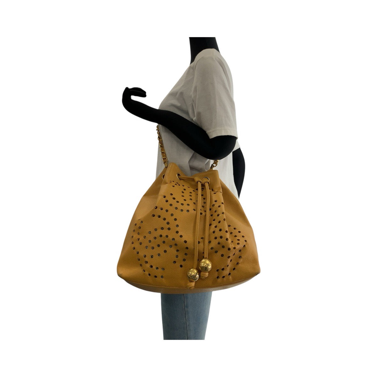 17873
CHANEL シャネル ヴィンテージ パンチング トリプルココマーク イエロー ゴールド金具 キャビアスキン 巾着 ショルダーバッグ レディース AB92