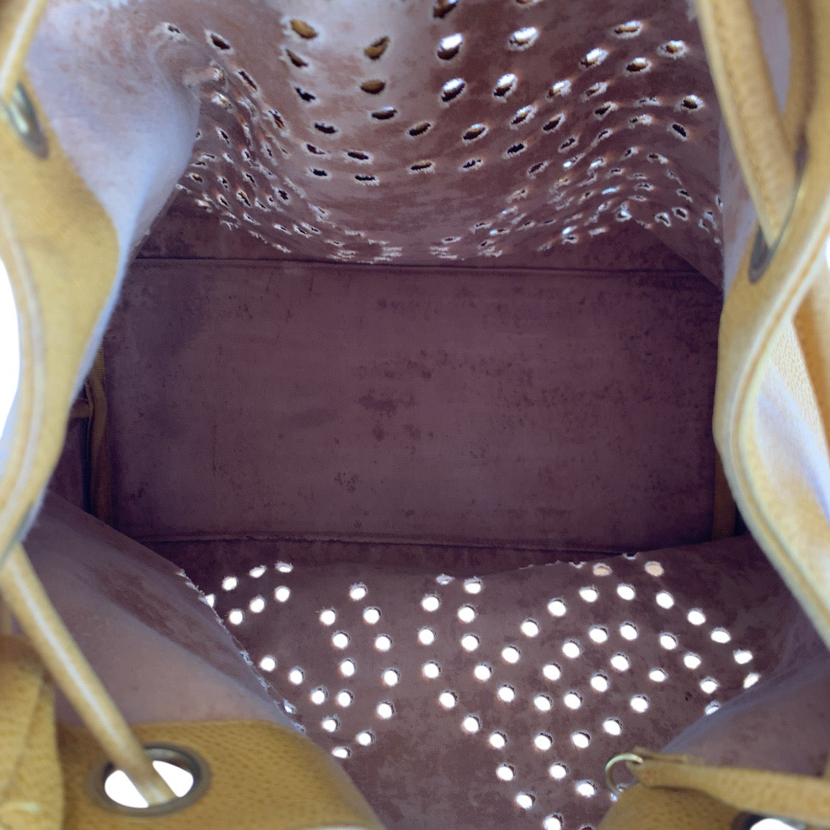 17873
CHANEL シャネル ヴィンテージ パンチング トリプルココマーク イエロー ゴールド金具 キャビアスキン 巾着 ショルダーバッグ レディース AB92