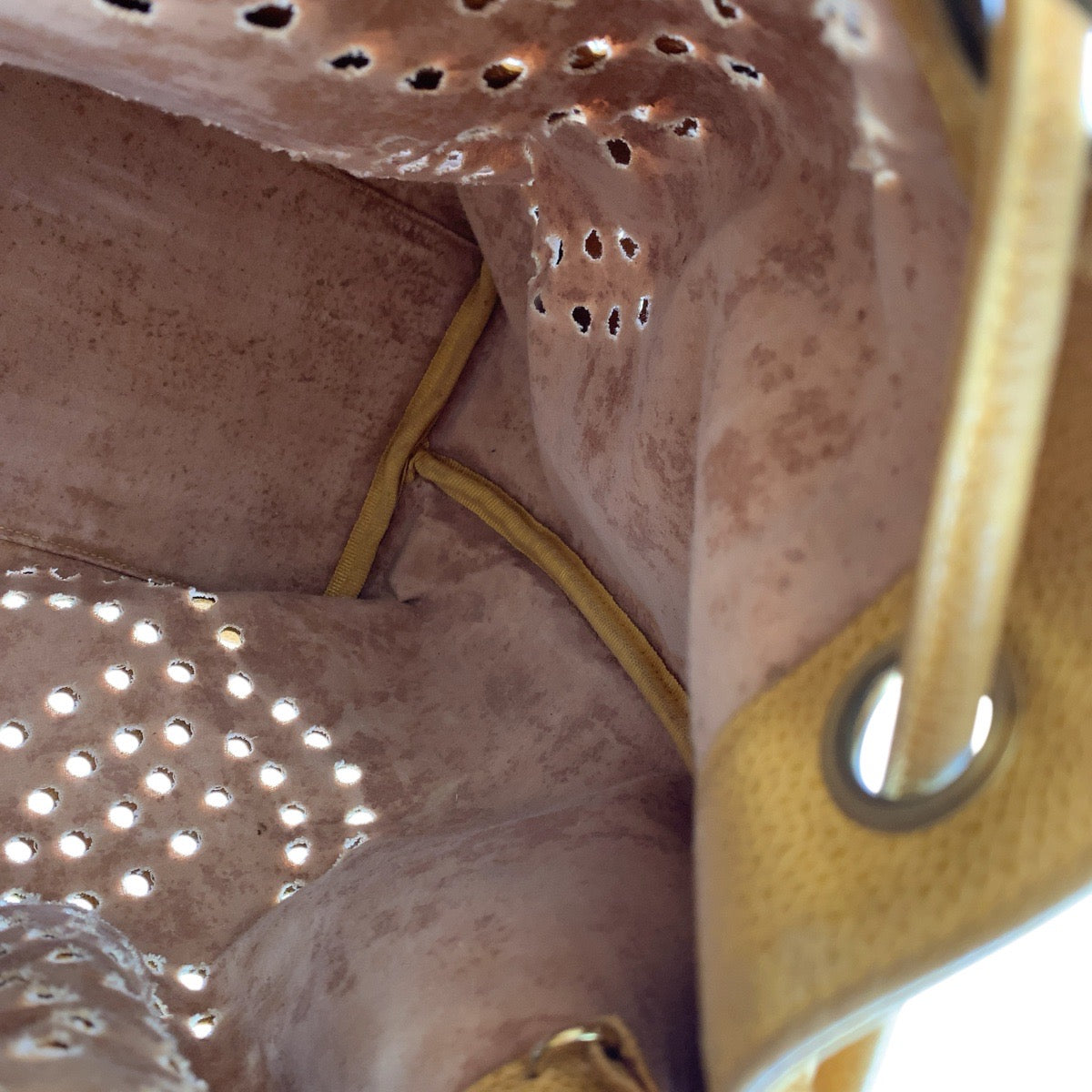 17873
CHANEL シャネル ヴィンテージ パンチング トリプルココマーク イエロー ゴールド金具 キャビアスキン 巾着 ショルダーバッグ レディース AB92