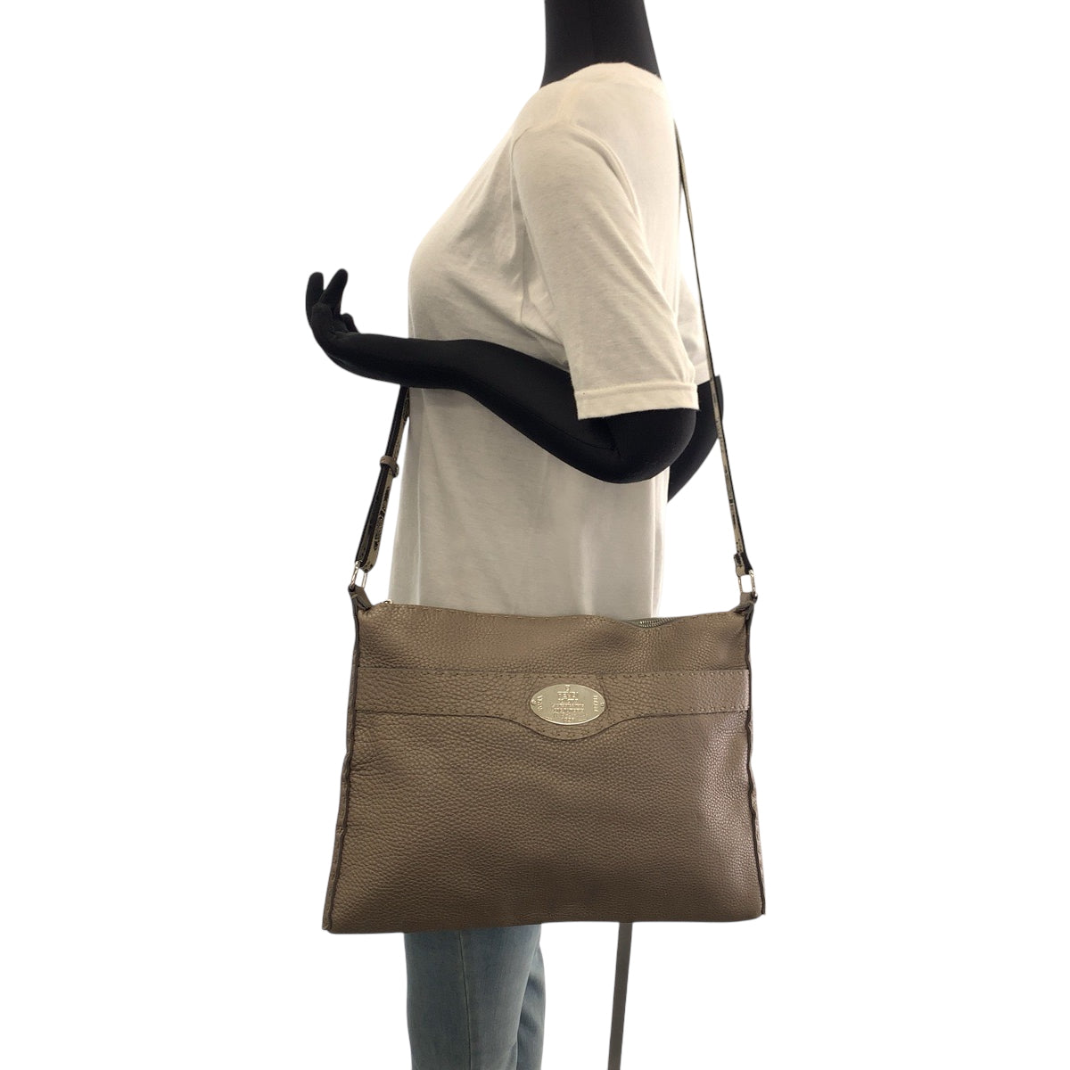 18048
FENDI フェンディ セレリア ベージュ シルバー金具 レザー 2390-8BT093 ショルダーバッグ 斜め掛け  レディース AB38