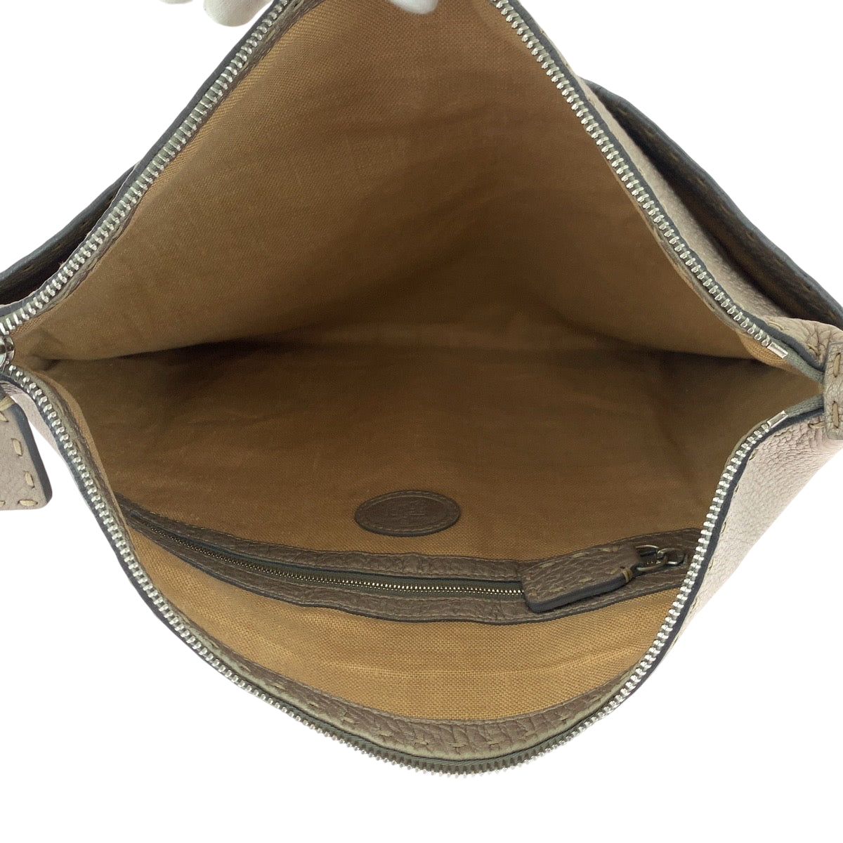 18048
FENDI フェンディ セレリア ベージュ シルバー金具 レザー 2390-8BT093 ショルダーバッグ 斜め掛け  レディース AB38