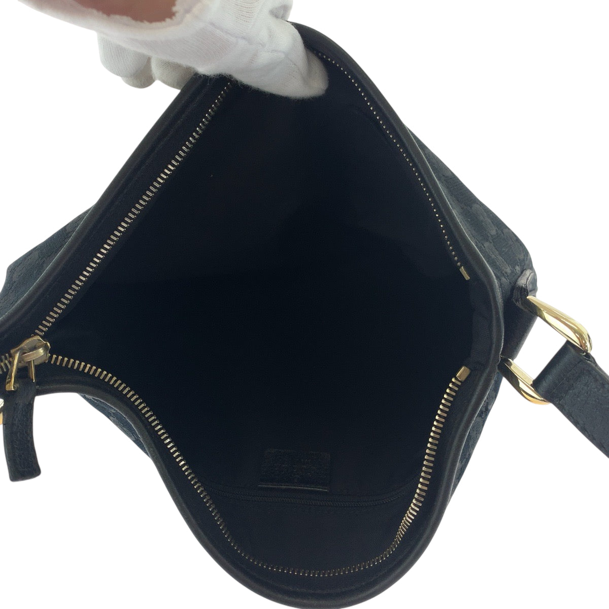 18162
GUCCI グッチ アビー ブラック 黒 ゴールド金具 GGキャンバス 131326 ショルダーバッグ 斜め掛け  レディース AB34