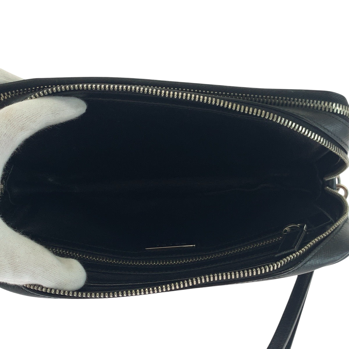 18334
PRADA プラダ サフィアーノレザー ロゴ ブラック 黒 シルバー金具 レザー クラッチバッグ セカンドバッグ  メンズ ABP41