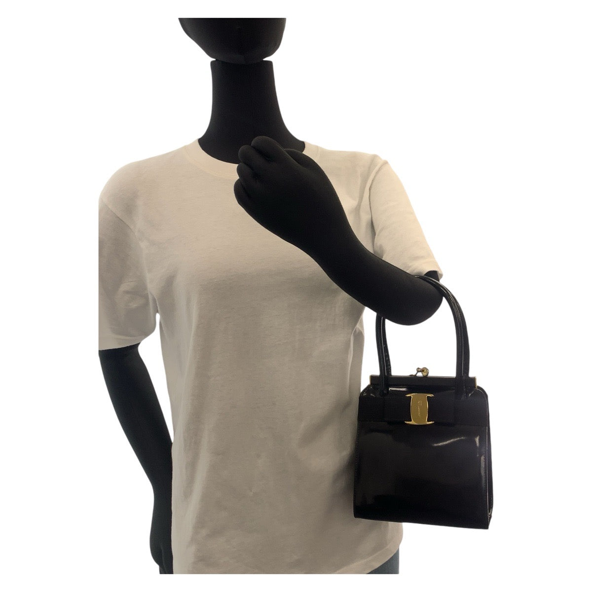 18395
Salvatore Ferragamo サルヴァトーレフェラガモ ヴィンテージ ヴァラリボン ブラック 黒 ゴールド金具 パテントレザー ハンドバッグ レディース ABP39