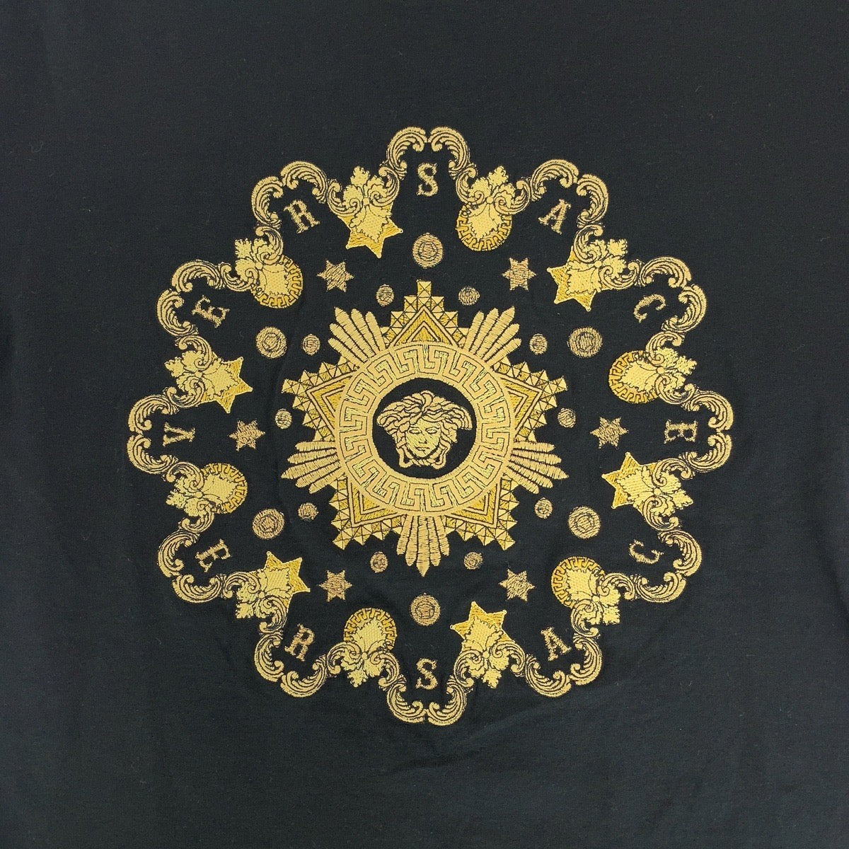 18405
Gianni Versace ジャンニ ヴェルサーチ メデューサ 刺繍 サイズL ブラック 黒 イエロー コットン 半袖Ｔシャツ クルーネック メンズ ABP13