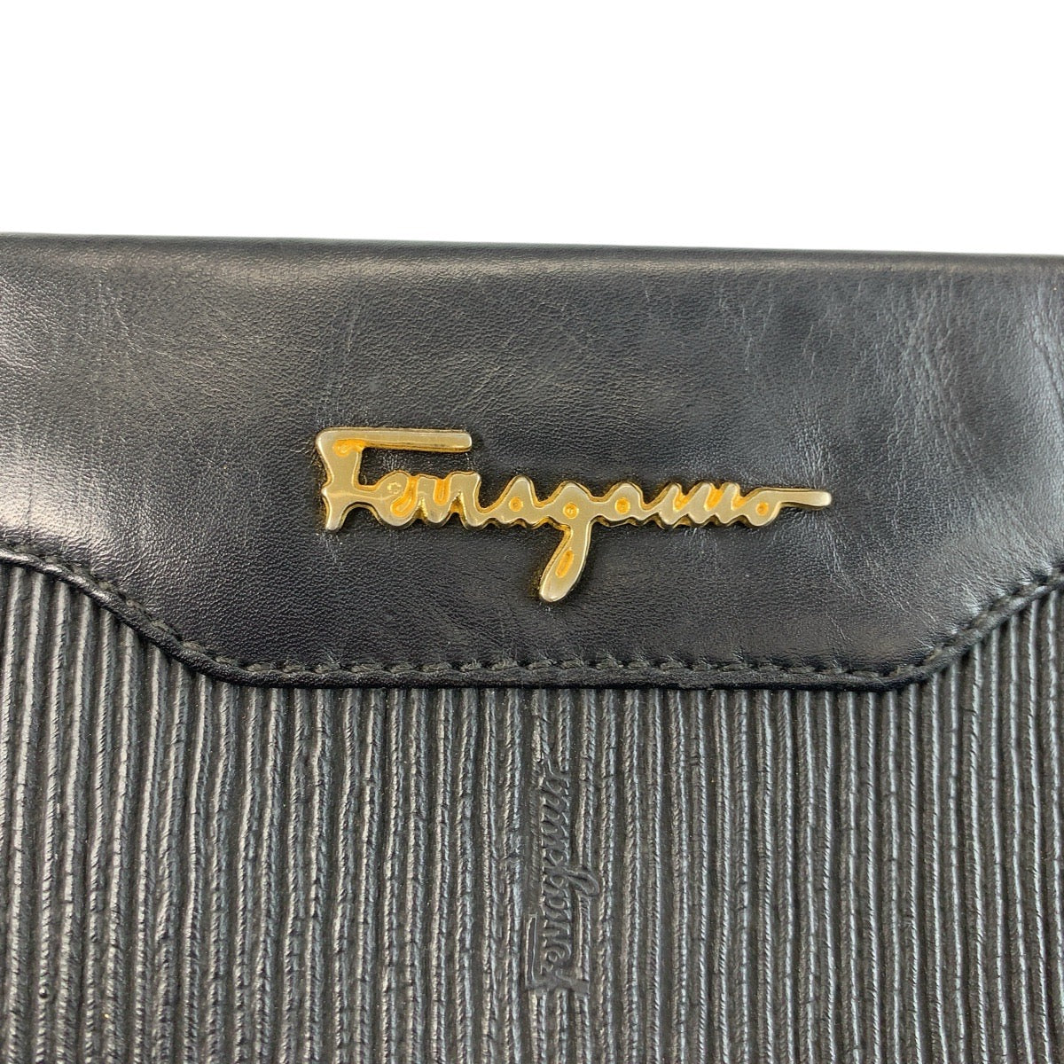 18409
Salvatore Ferragamo サルヴァトーレフェラガモ ブラック 黒 ゴールド金具 レザー ショルダーバッグ ポシェット  レディース ABP25