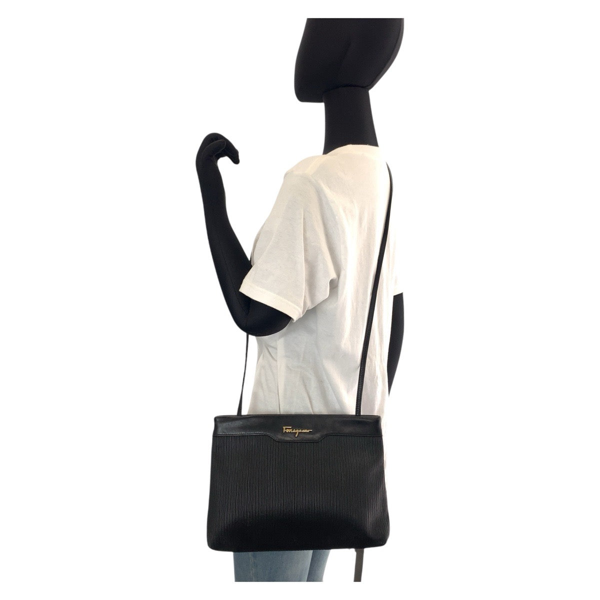 18409
Salvatore Ferragamo サルヴァトーレフェラガモ ブラック 黒 ゴールド金具 レザー ショルダーバッグ ポシェット  レディース ABP25