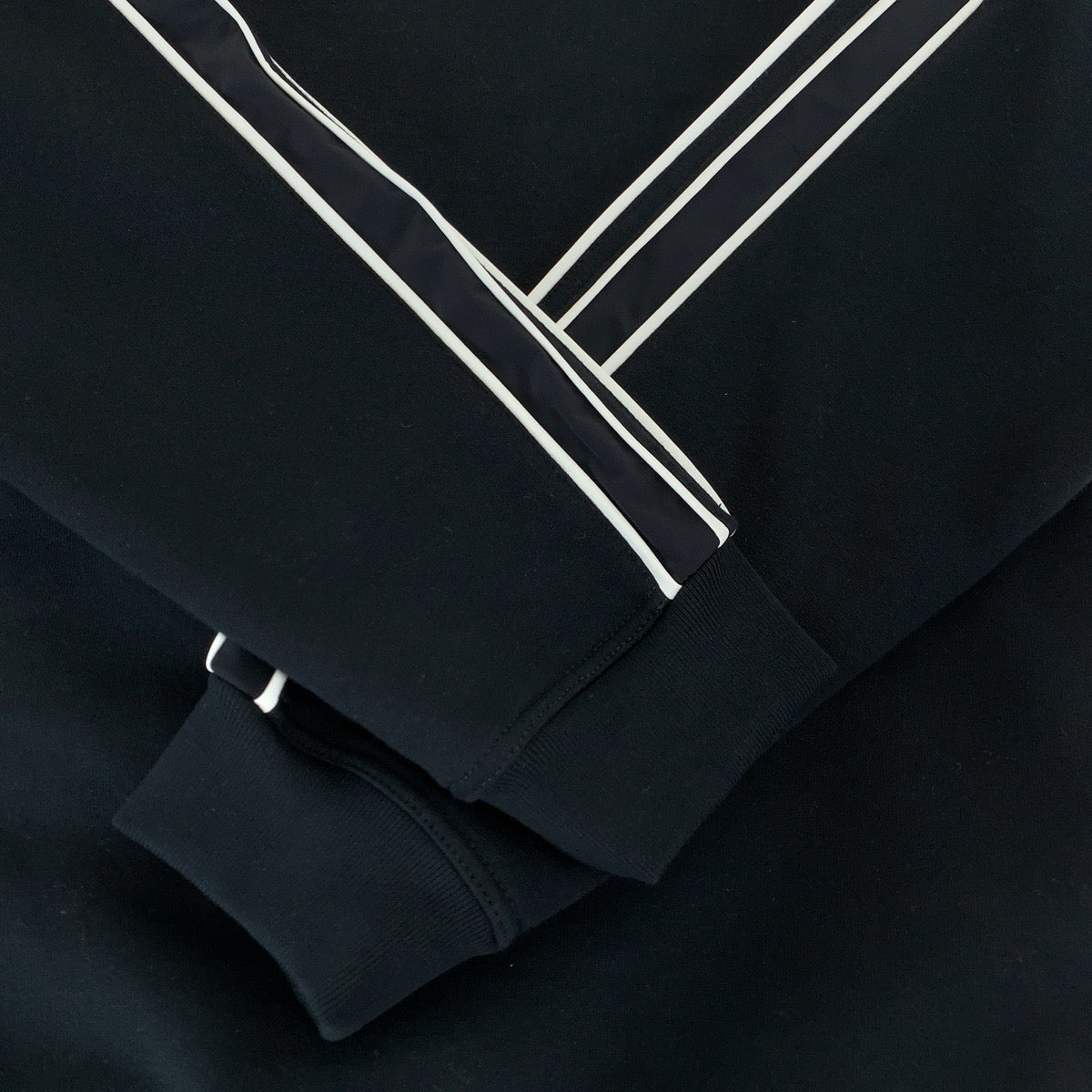 18423
HERMES エルメス 22AW RunH サイズL ブラック 黒 ホワイト 白 コットン H167515HA013XL トレーナー スウェット 裏起毛 メンズ SA85