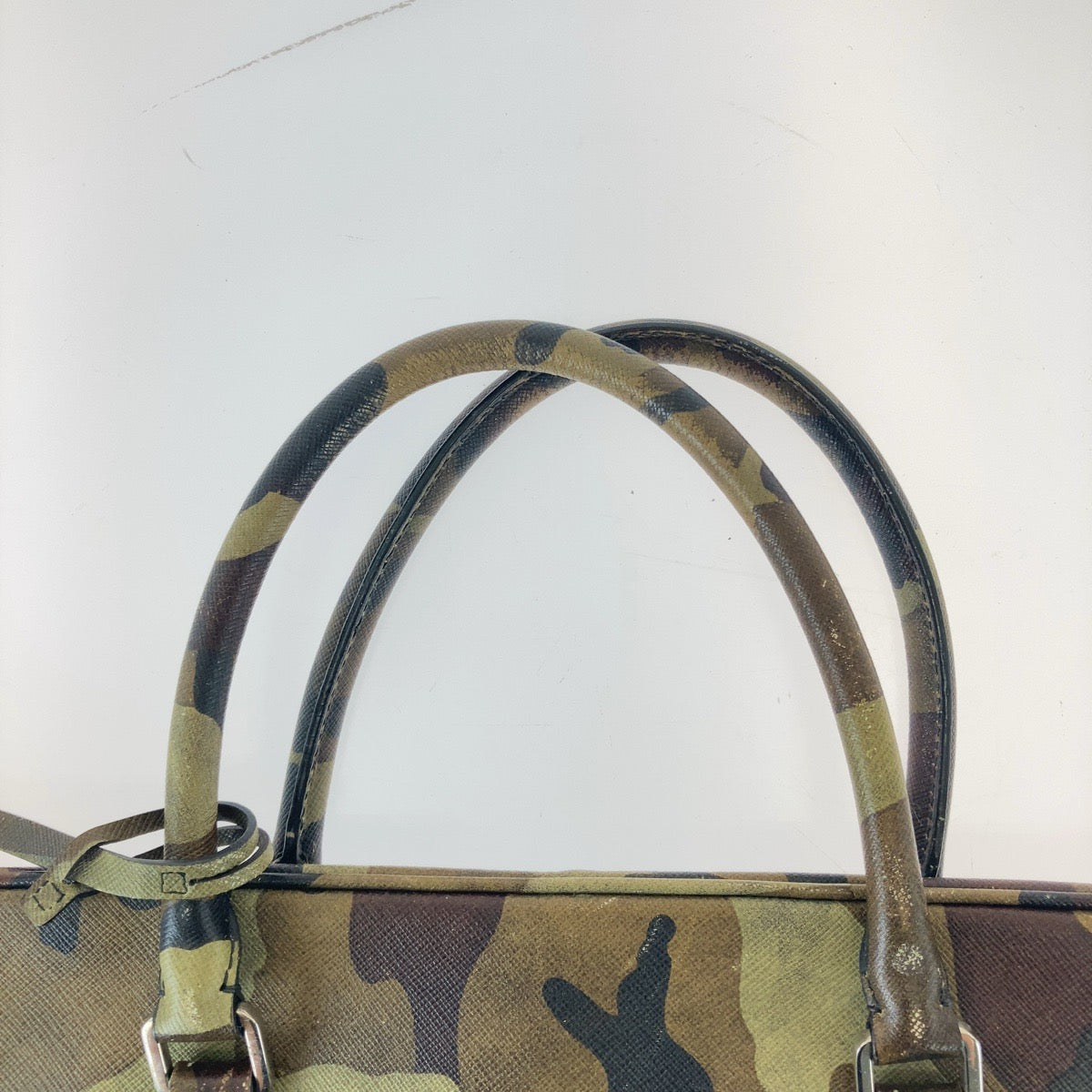 18435
PRADA プラダ サフィアーノ カモフラ 迷彩 グリーン シルバー金具 レザー ビジネスバッグ ブリーフケース A4収納  メンズ