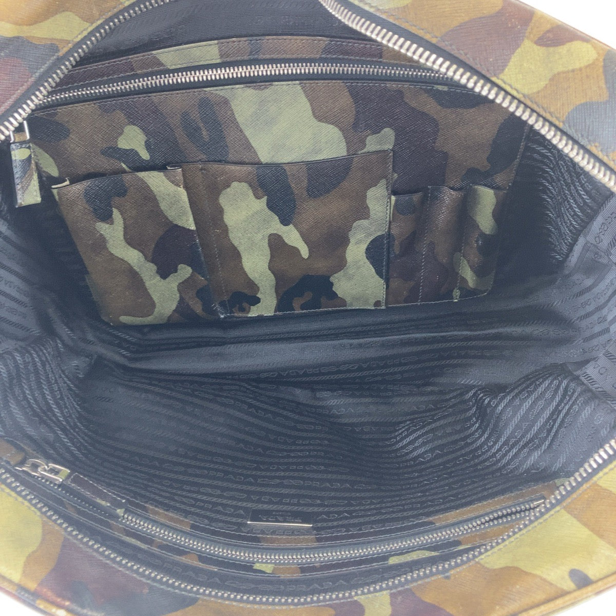 18435
PRADA プラダ サフィアーノ カモフラ 迷彩 グリーン シルバー金具 レザー ビジネスバッグ ブリーフケース A4収納  メンズ
