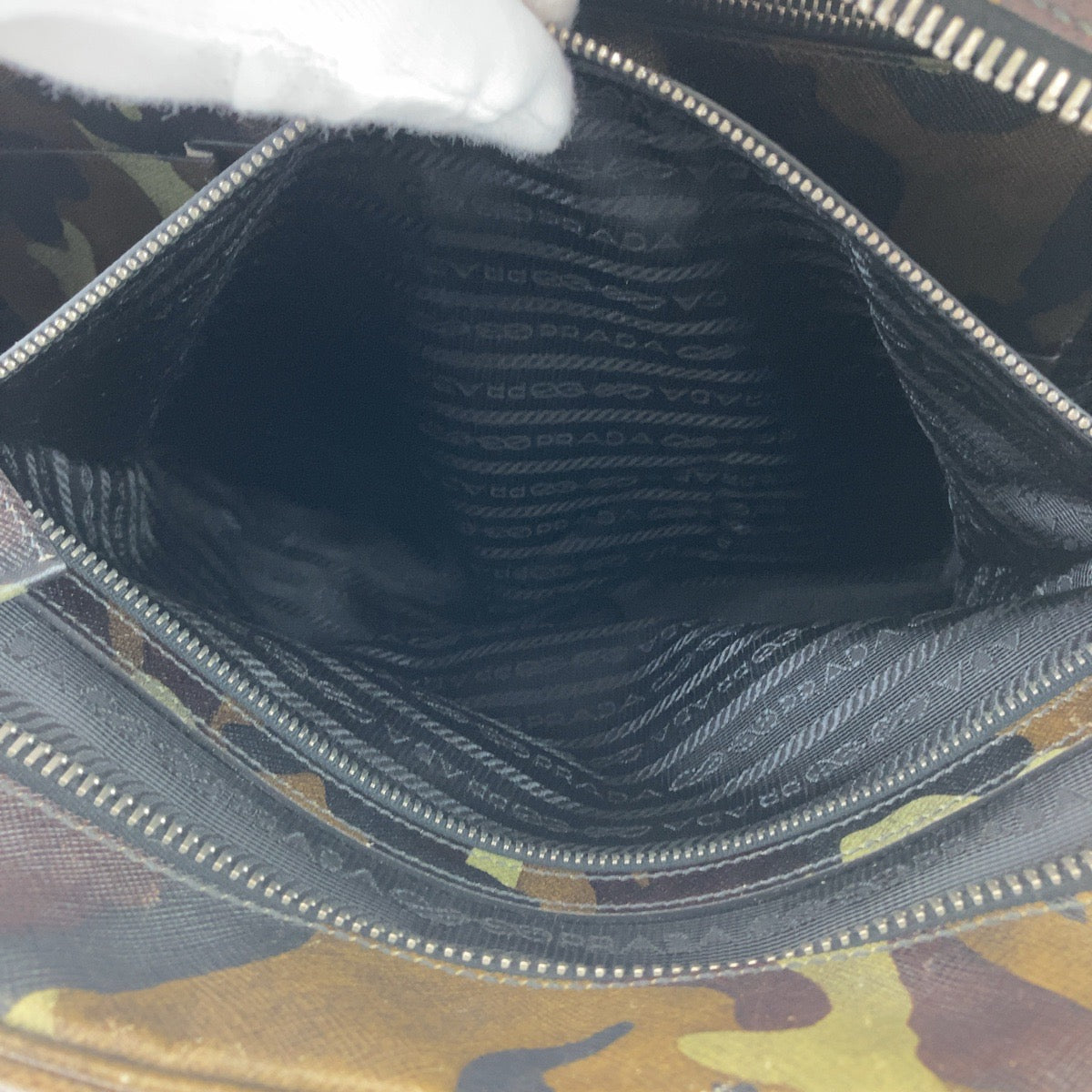 18435
PRADA プラダ サフィアーノ カモフラ 迷彩 グリーン シルバー金具 レザー ビジネスバッグ ブリーフケース A4収納  メンズ