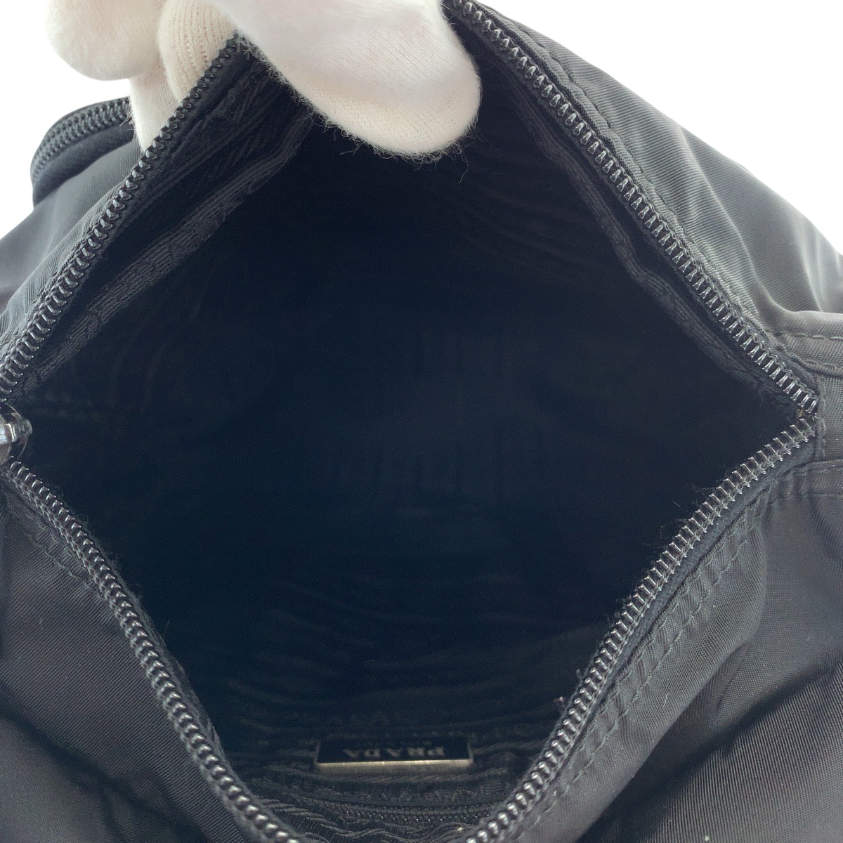18452
PRADA プラダ テスート 三角ロゴプレート ブラック 黒 シルバー金具 ナイロン ショルダーバッグ ポシェット  レディース AB38
