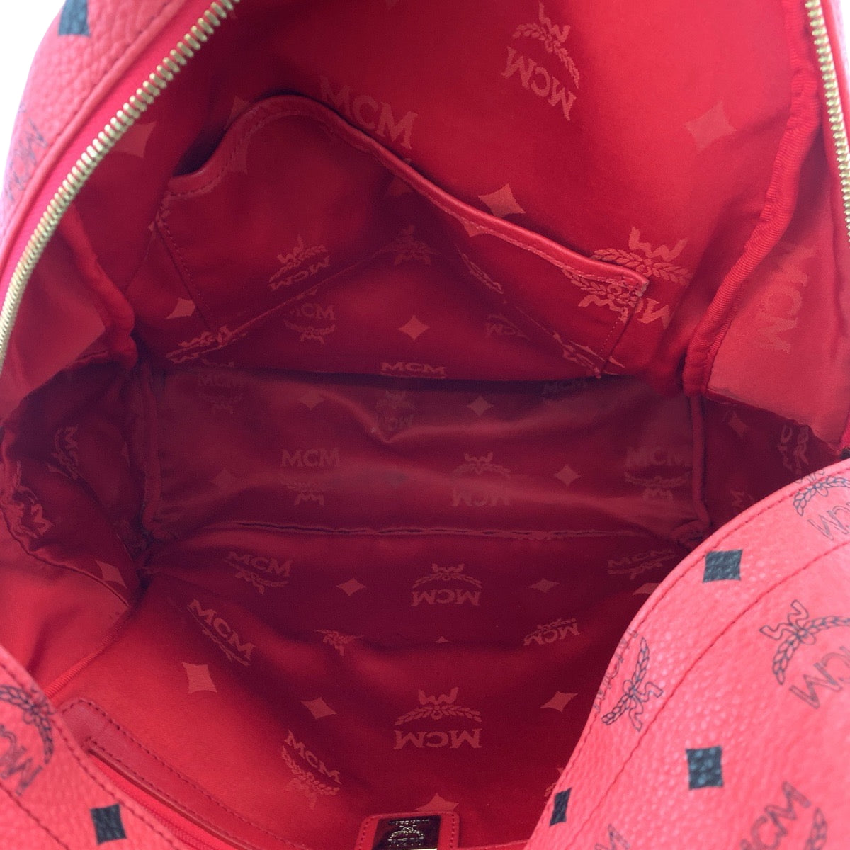 18499
MCM エム シー エム ヴィセトス スタッズ レッド ゴールド金具 レザー リュックサック バックパック  レディース ABP45