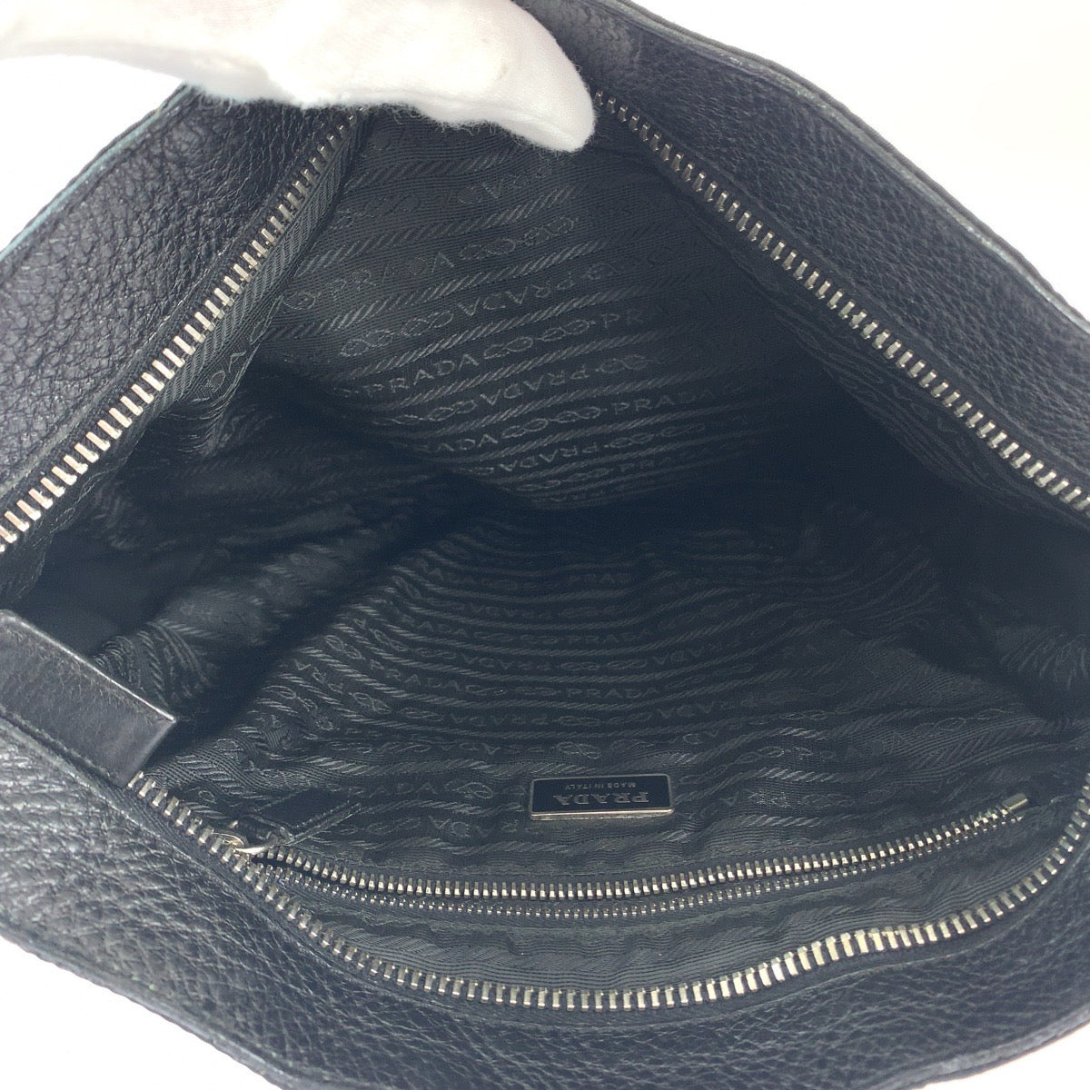 18504
PRADA プラダ テスート ヴィッテロダイノ 三角ロゴプレート ブラック 黒 シルバー金具 ナイロン / レザー ショルダーバッグ メッセンジャーバッグ メンズ A58