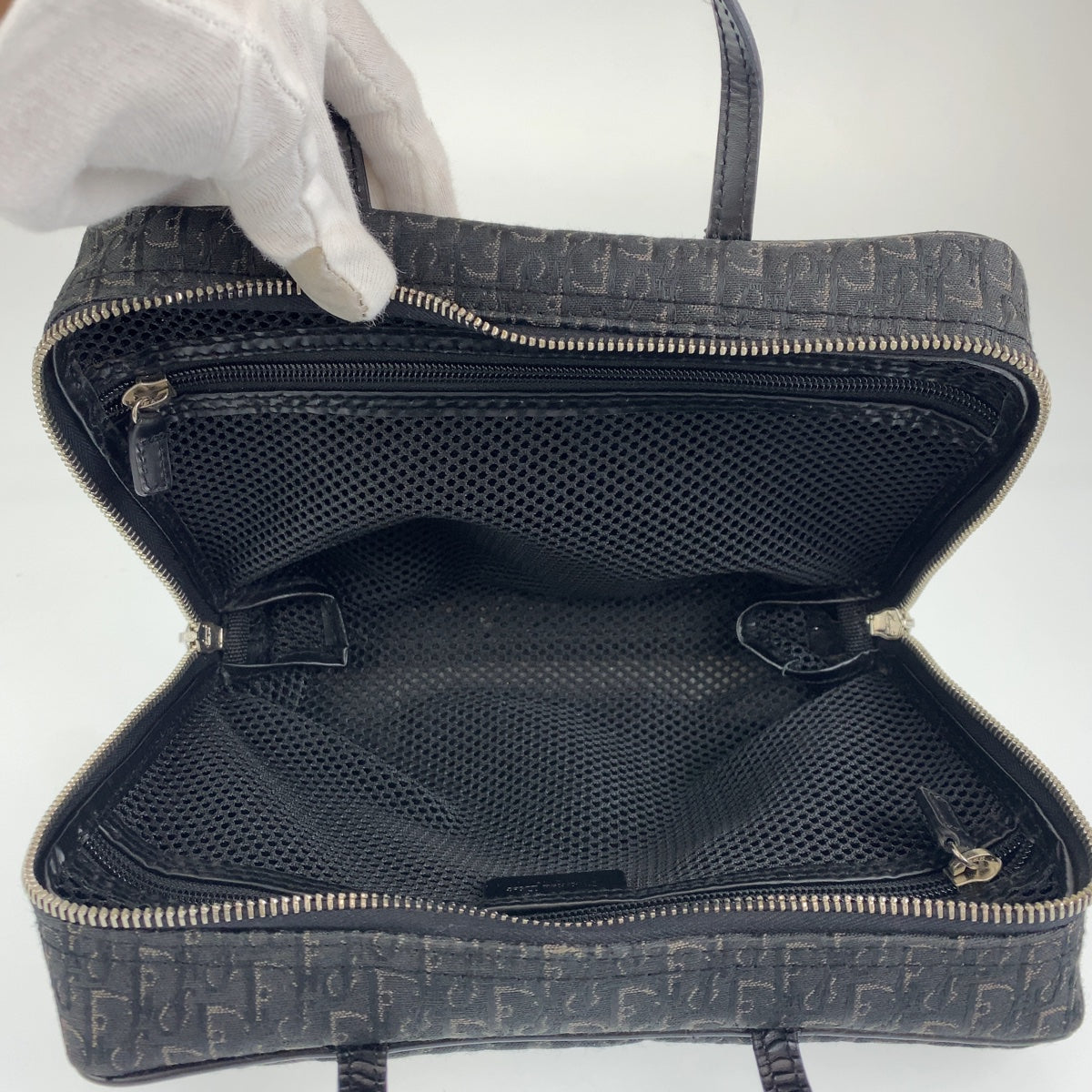 18526
Dior ディオール トロッター オブリーク ストリートシック ブラック シルバー金具 キャンバス / レザー MC0053 ハンドバッグ バニティバッグ レディース ABP48