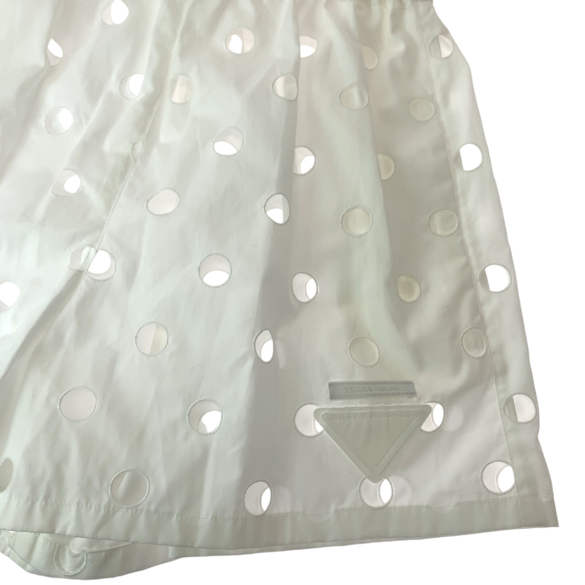 18541
PRADA プラダ ポルカドット カットワーク サイズ36 ホワイト コットン ショートパンツ ハーフパンツ インナー付き レディース ABP36