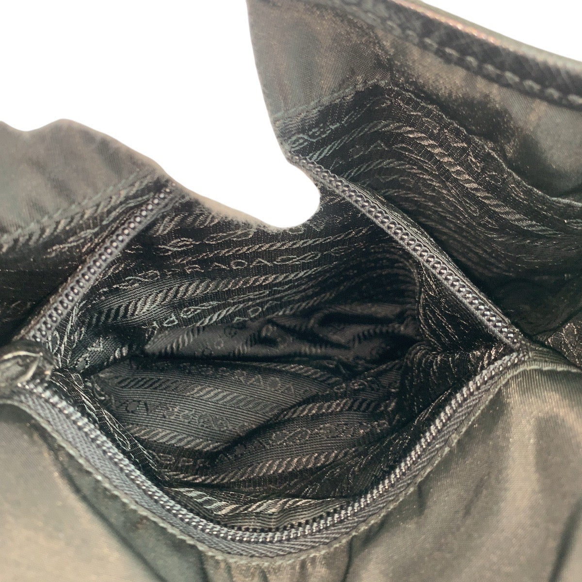 18545
PRADA プラダ テスート 三角ロゴプレート ブラック 黒 シルバー金具 ナイロン ショルダーバッグ メッセンジャーバッグ  レディース ABP48